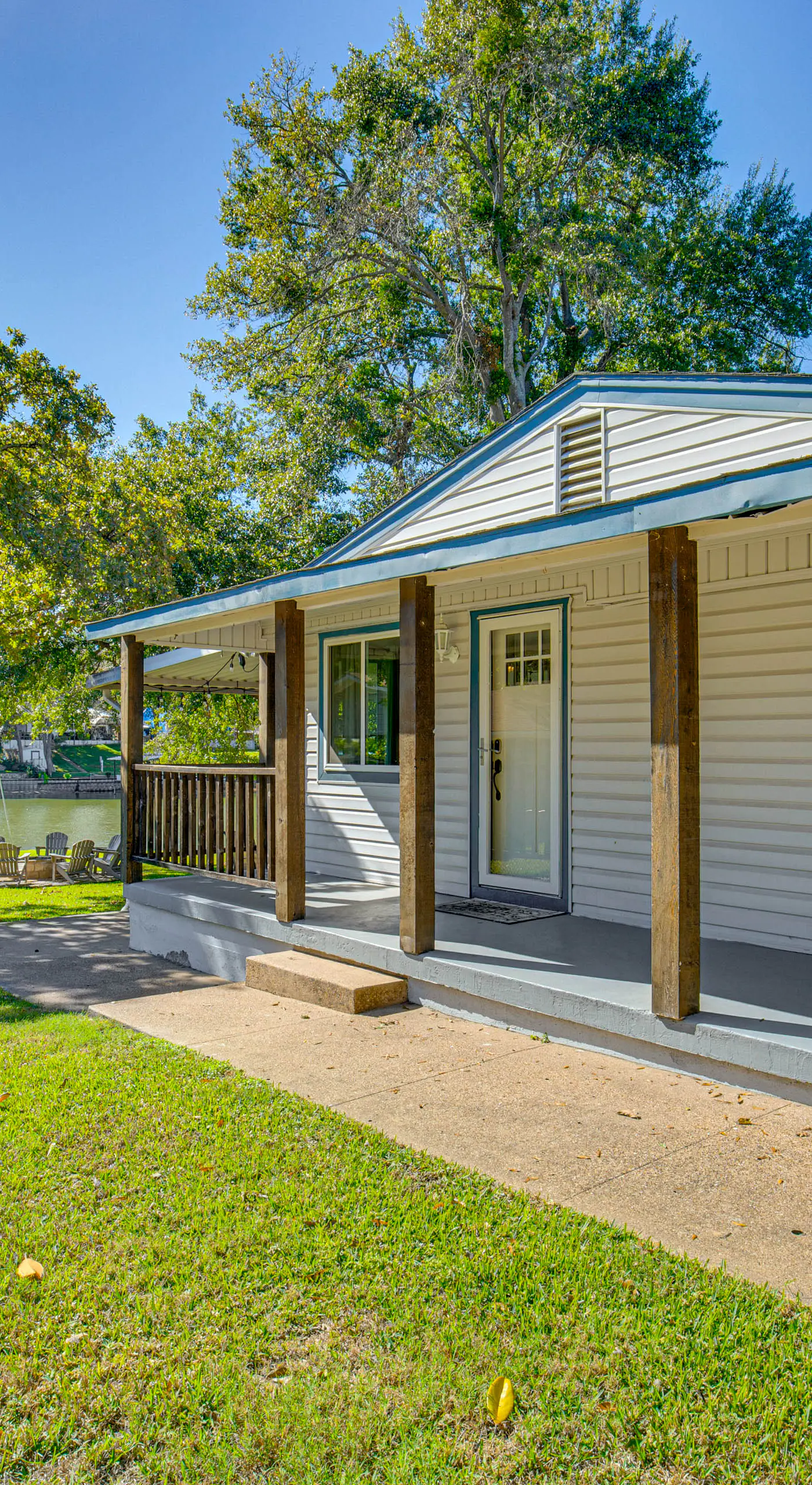 Waterfront Retreat w/ Hot Tub in Gun Barrel City!