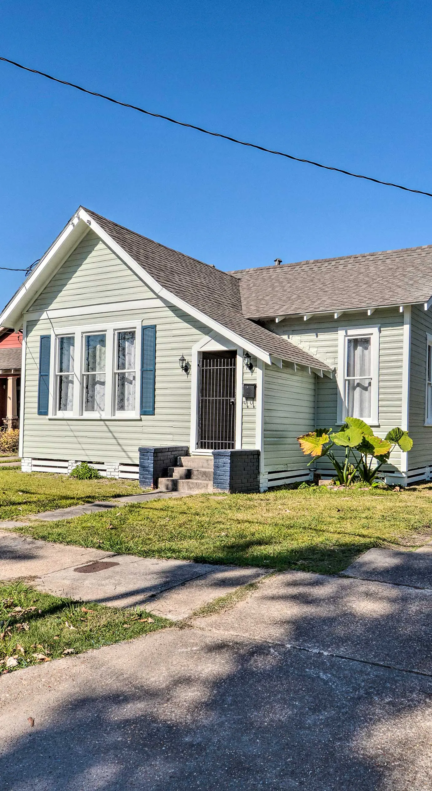 Lake Charles Cottage w/ Fireplace & Yard!