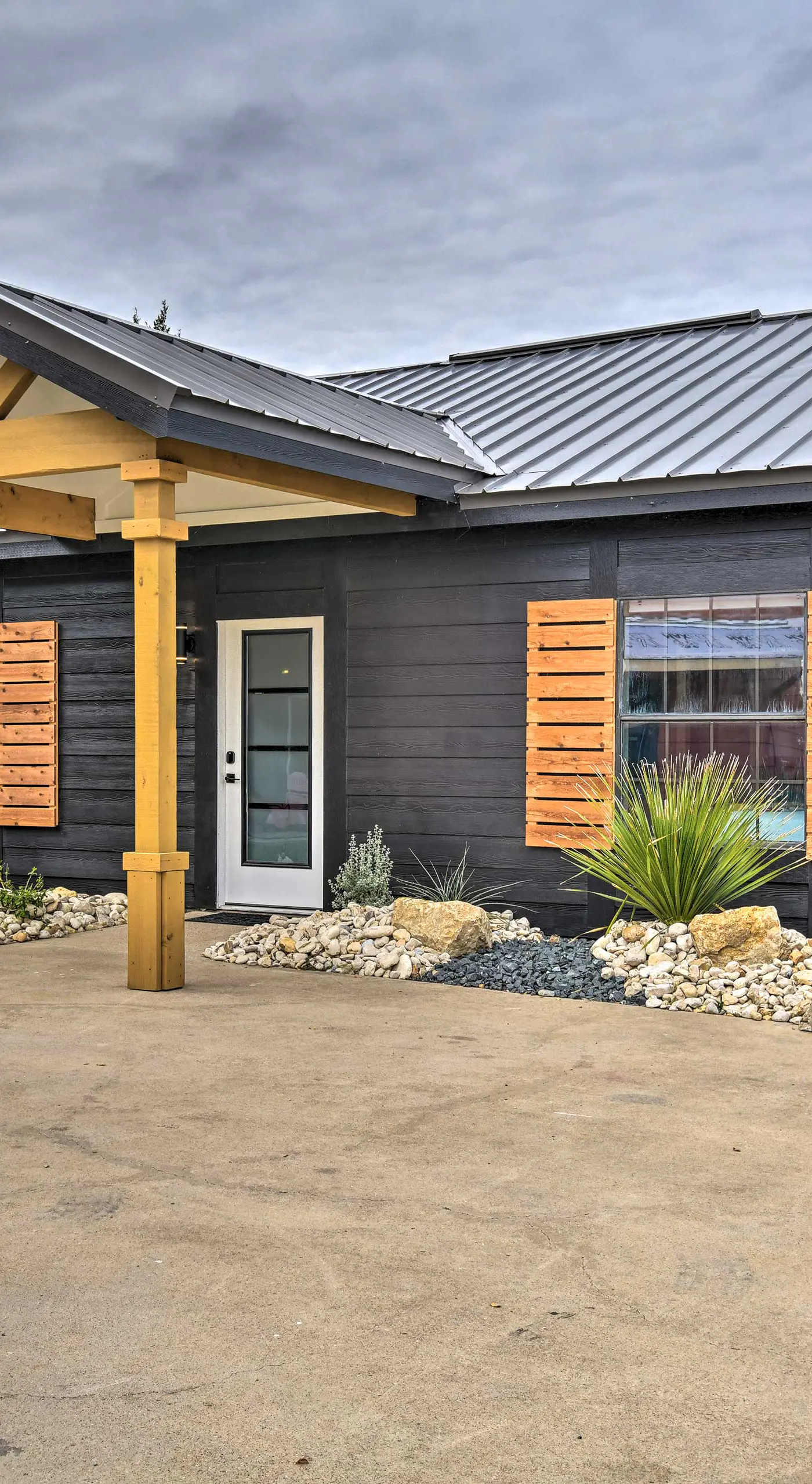 Graford Cabin w/ Rooftop Deck & Lake Views!
