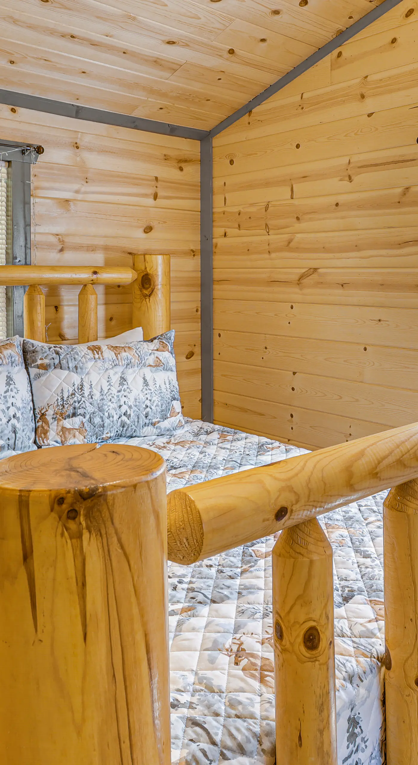 Charming Couples Cabin on 40 Acres in Zanesville