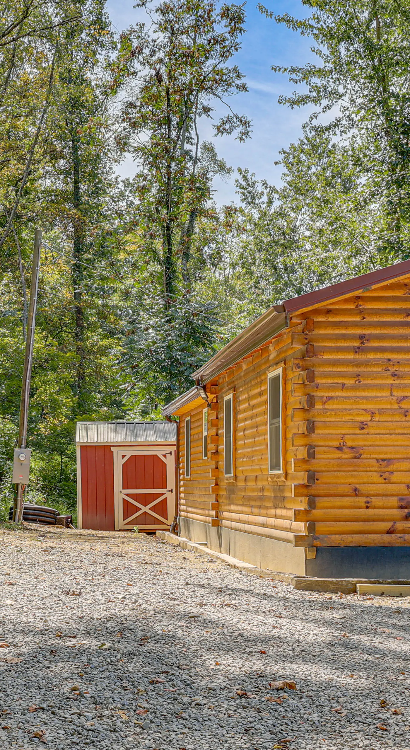 Charming Couples Cabin on 40 Acres in Zanesville