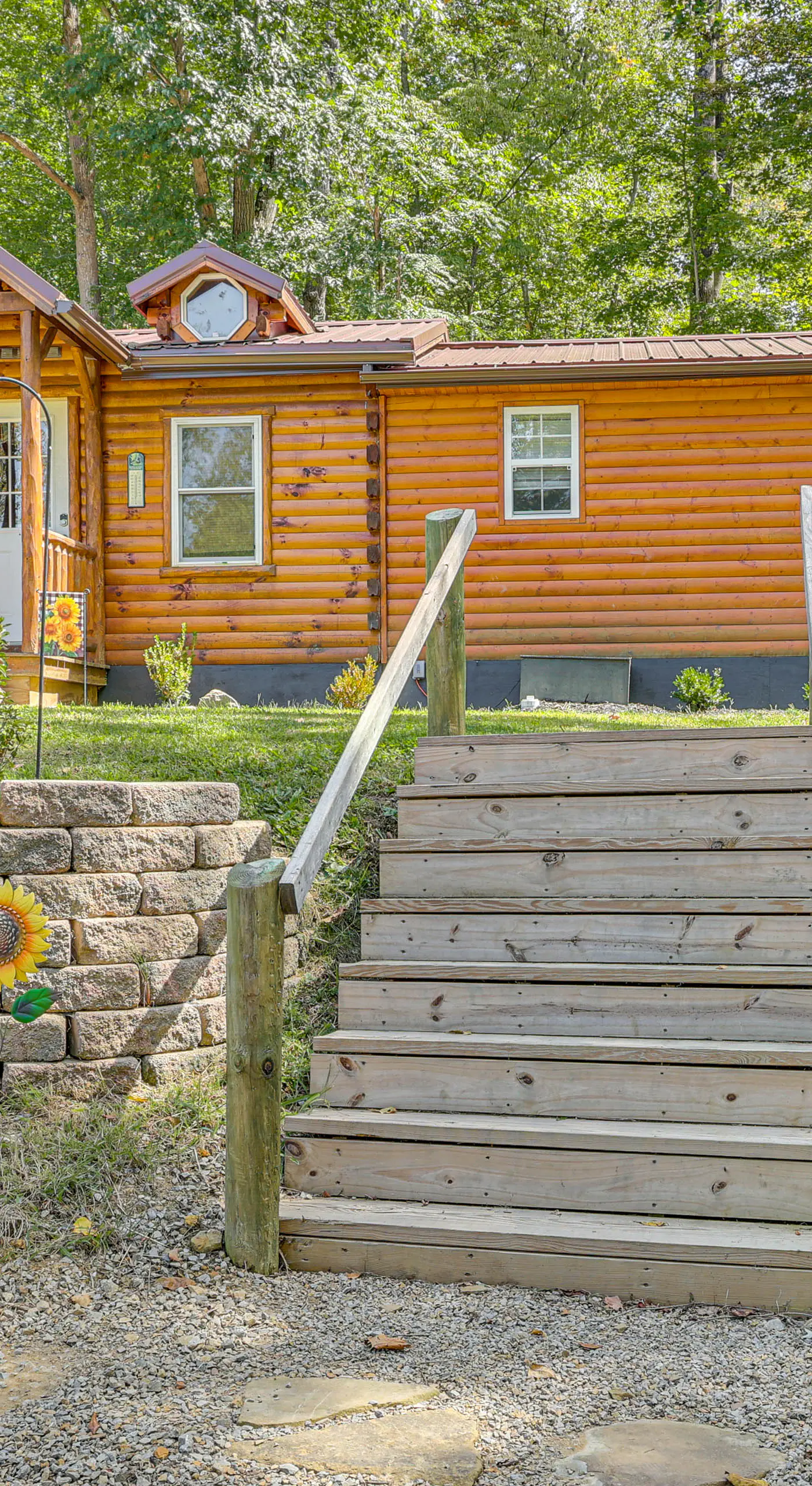 Charming Couples Cabin on 40 Acres in Zanesville