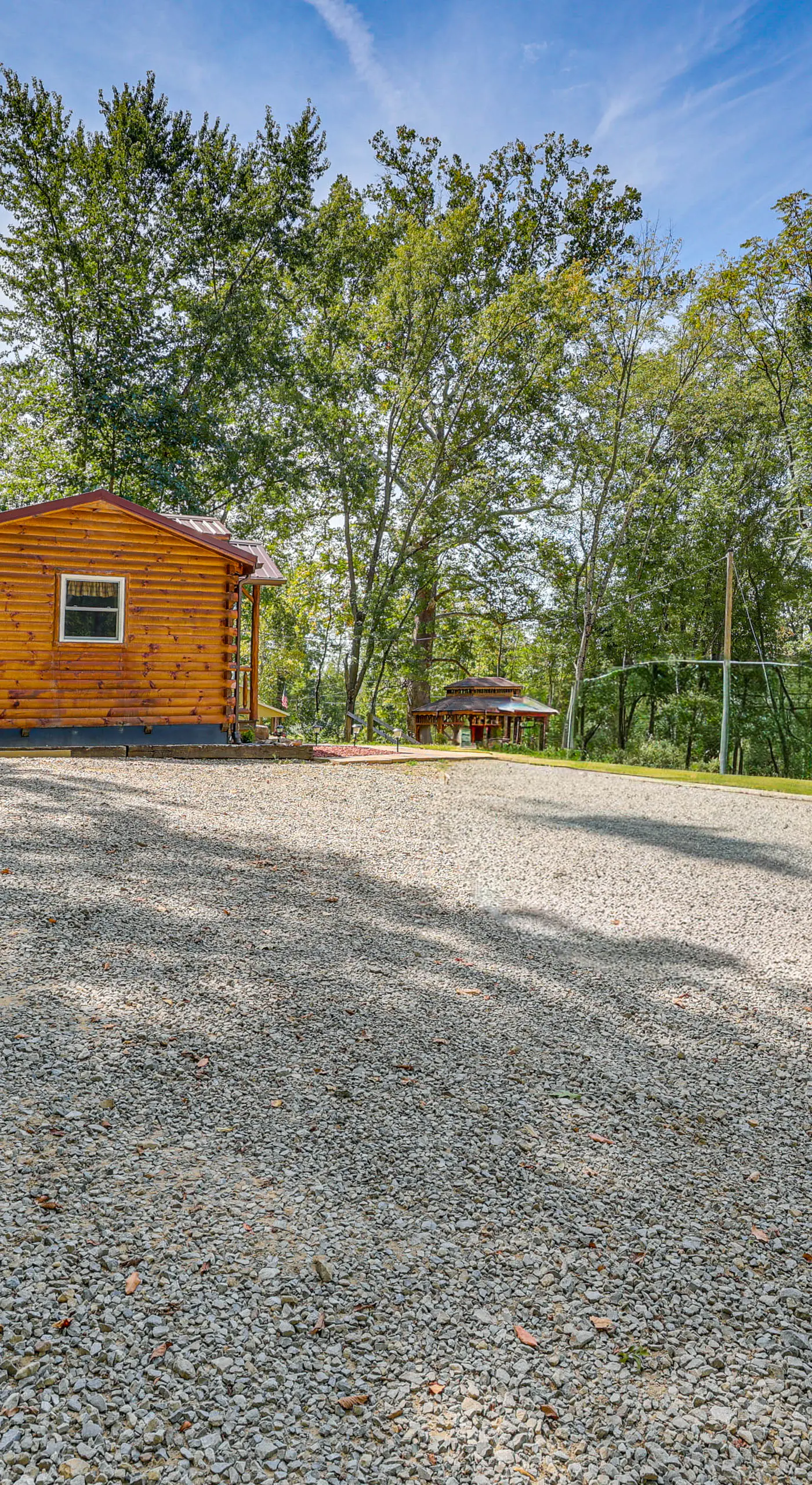 Charming Couples Cabin on 40 Acres in Zanesville