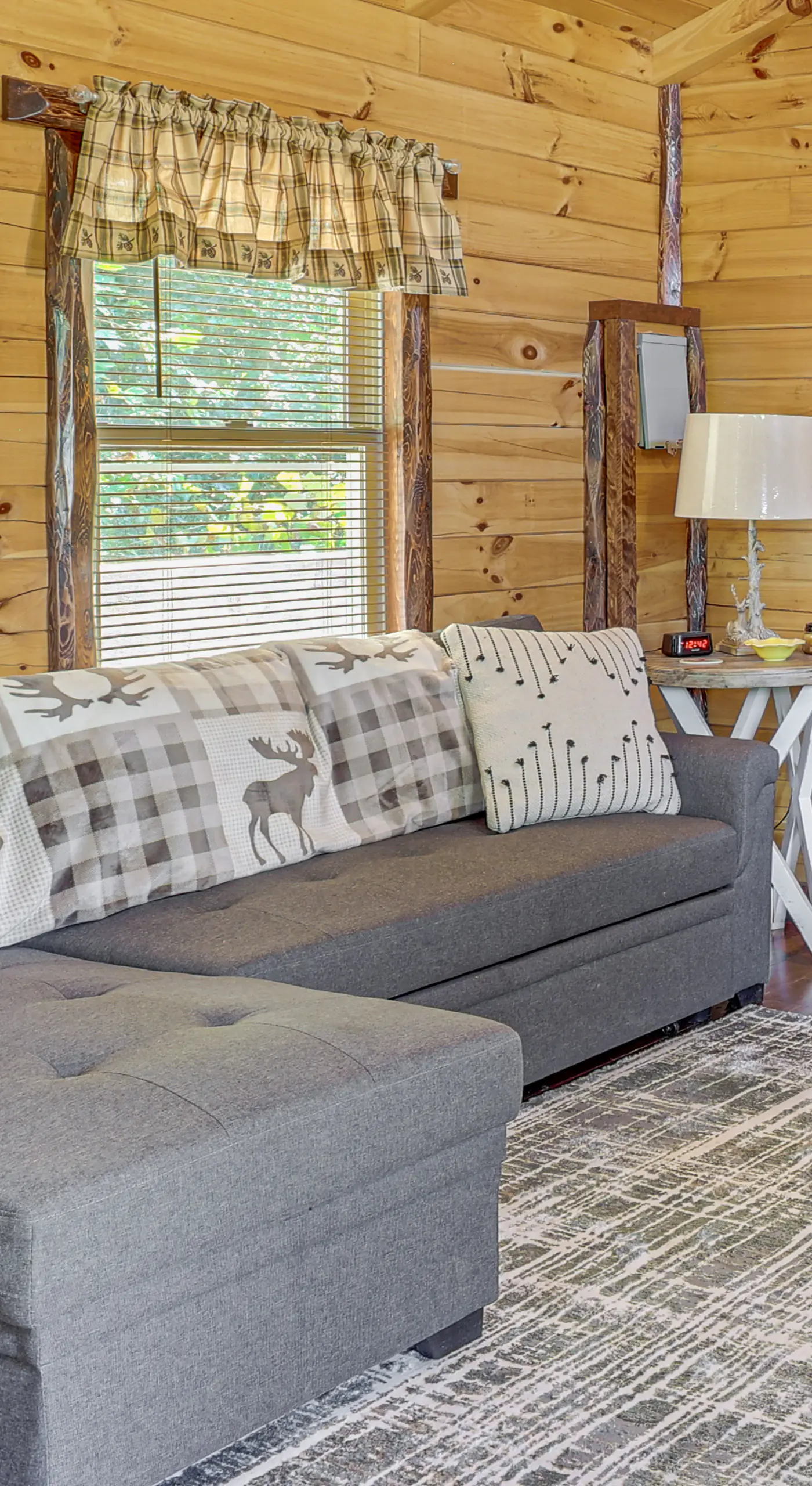 Charming Couples Cabin on 40 Acres in Zanesville