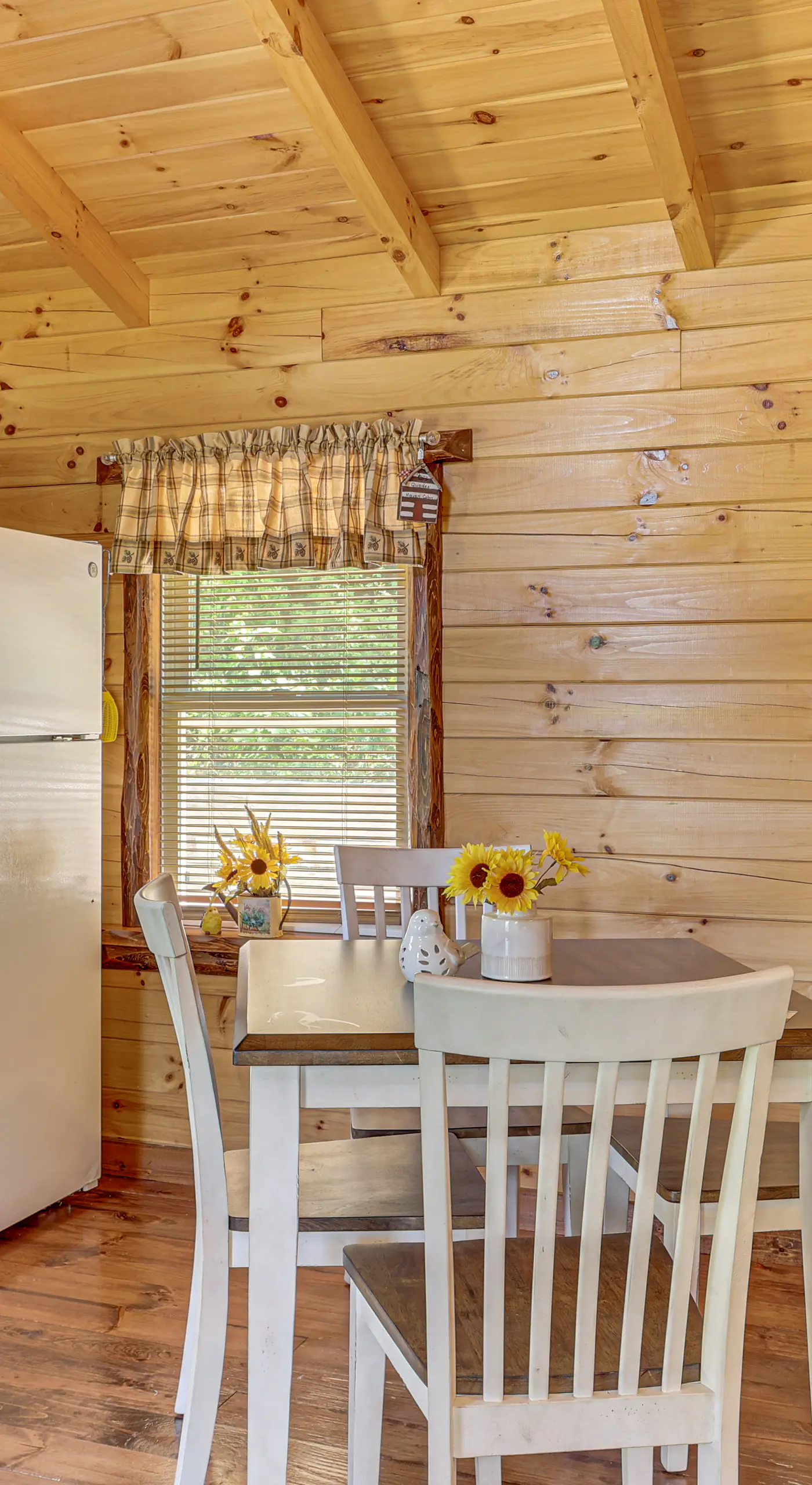 Charming Couples Cabin on 40 Acres in Zanesville