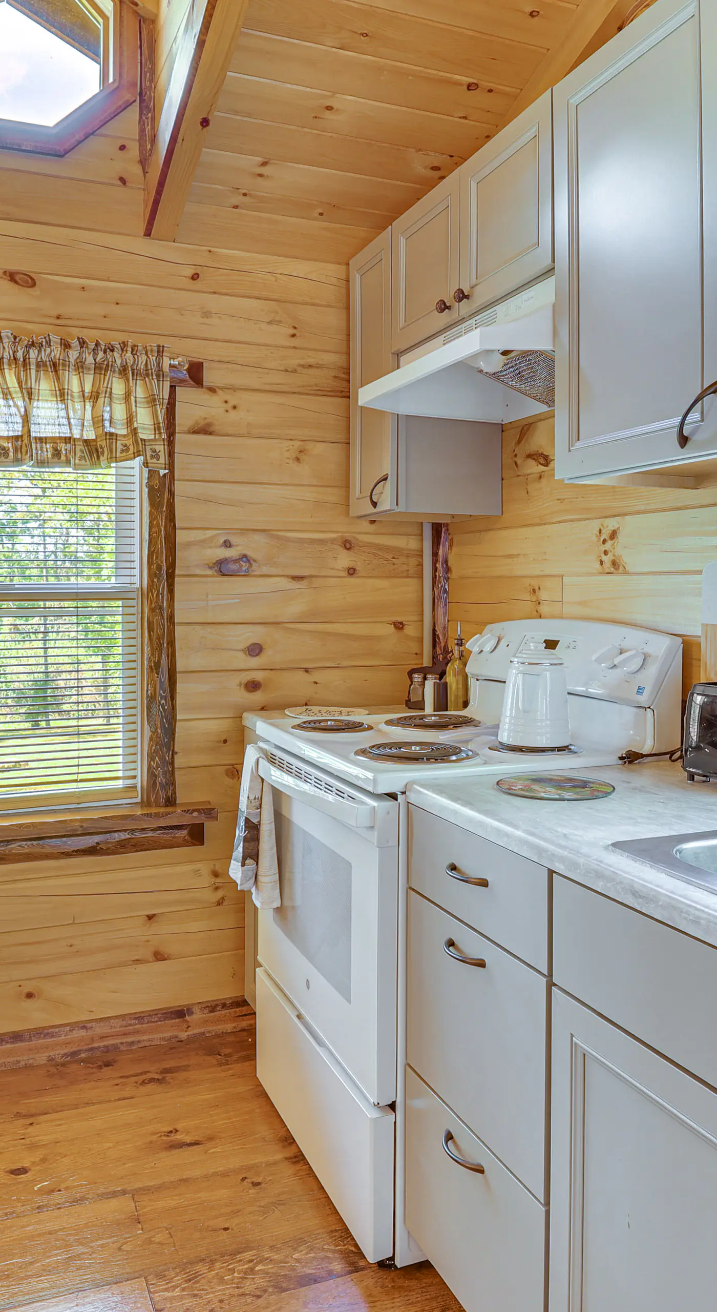 Charming Couples Cabin on 40 Acres in Zanesville
