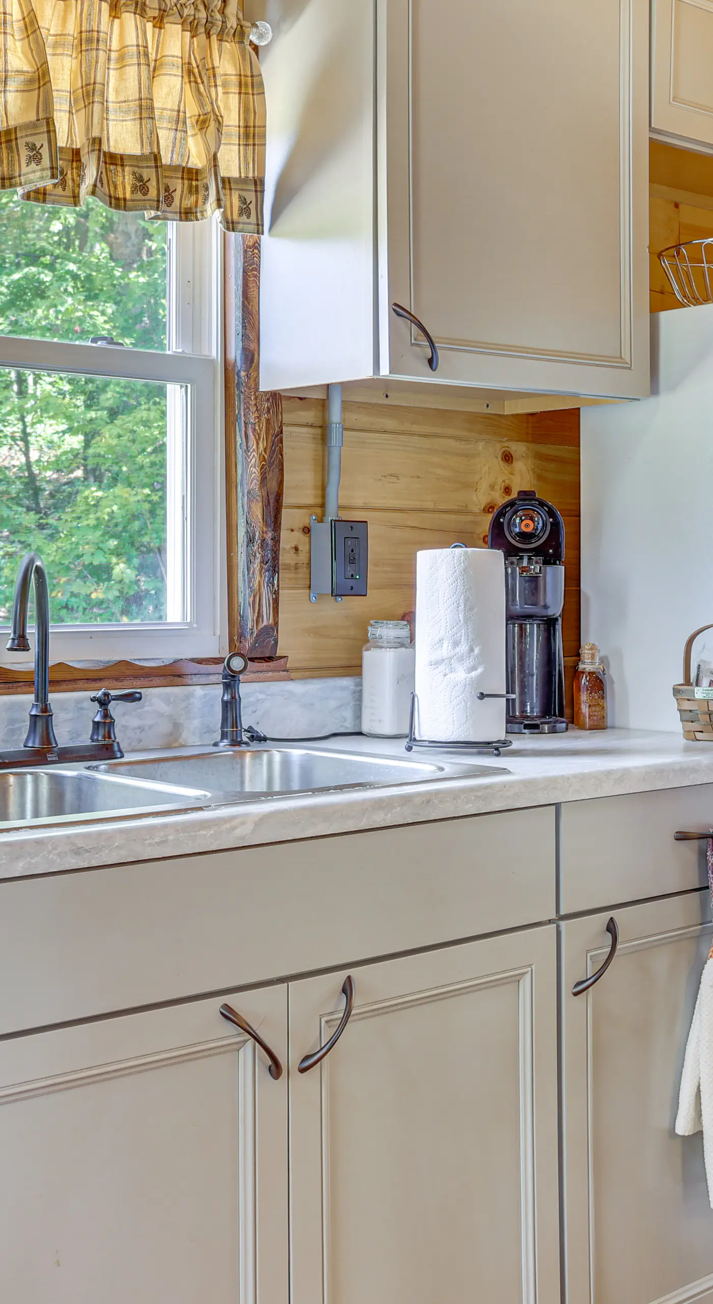 Charming Couples Cabin on 40 Acres in Zanesville