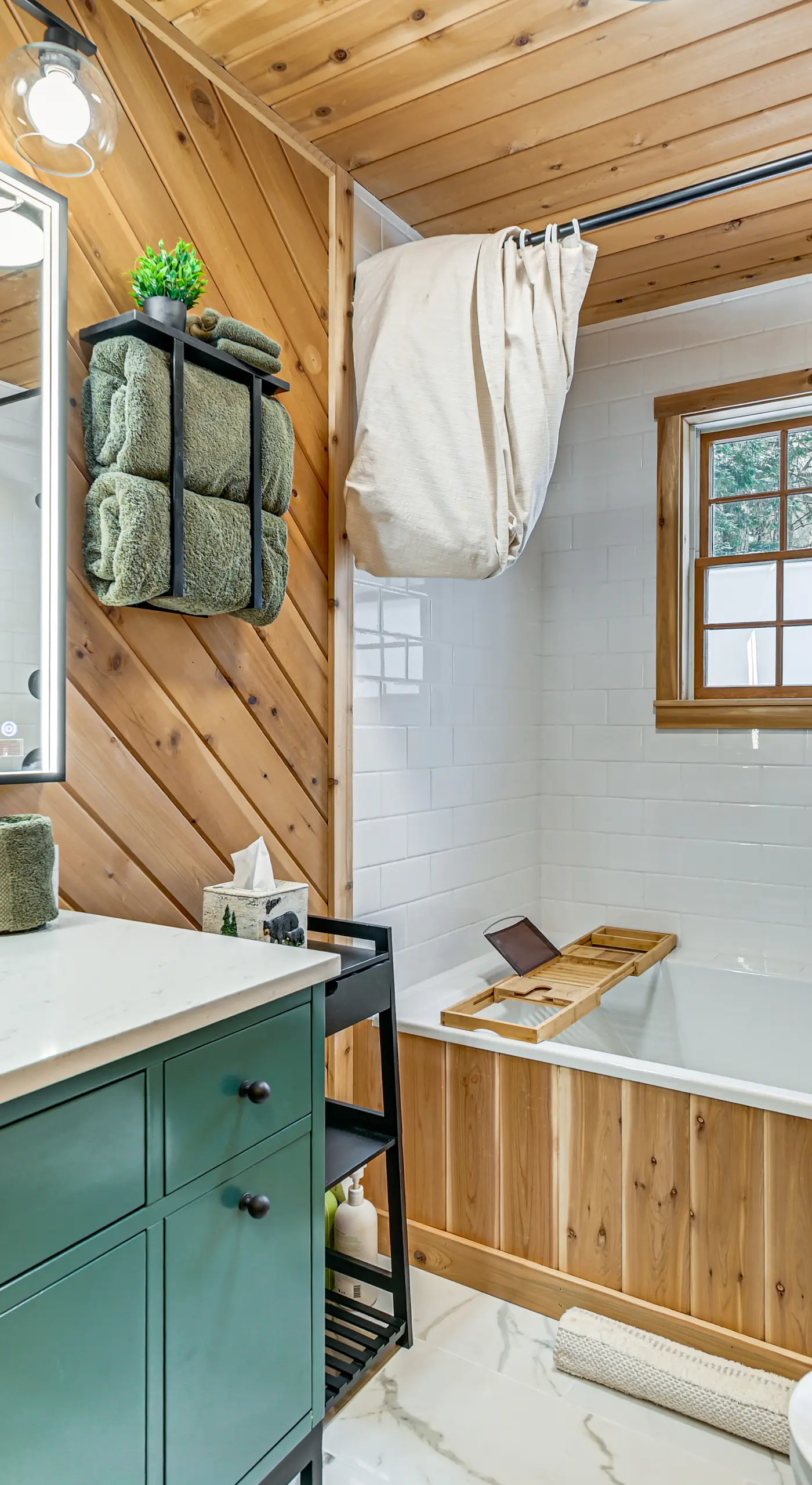 8 Mi to Mt Snow: 'Cozy Bear Cabin' w/ Hot Tub!