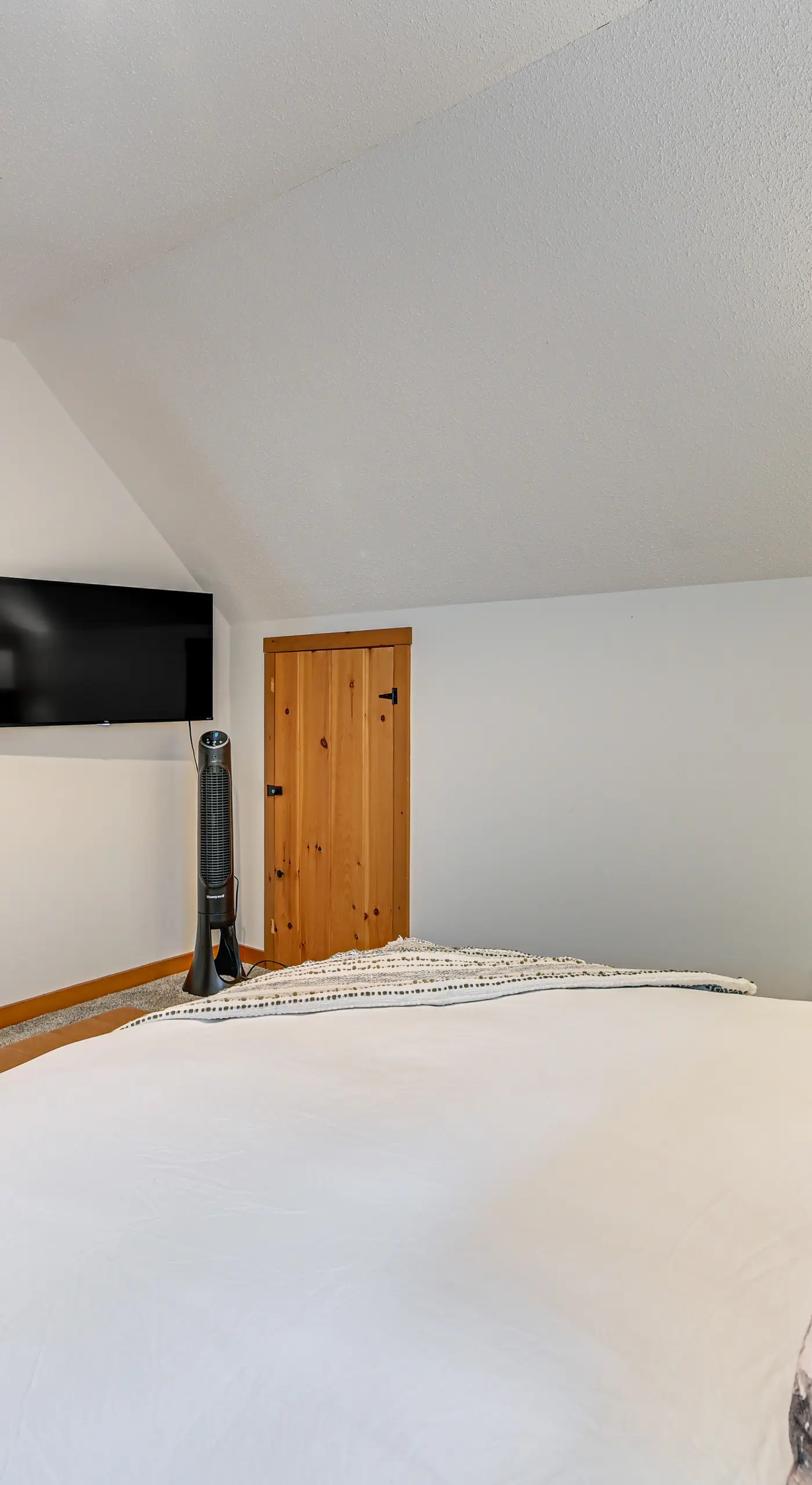 8 Mi to Mt Snow: 'Cozy Bear Cabin' w/ Hot Tub!