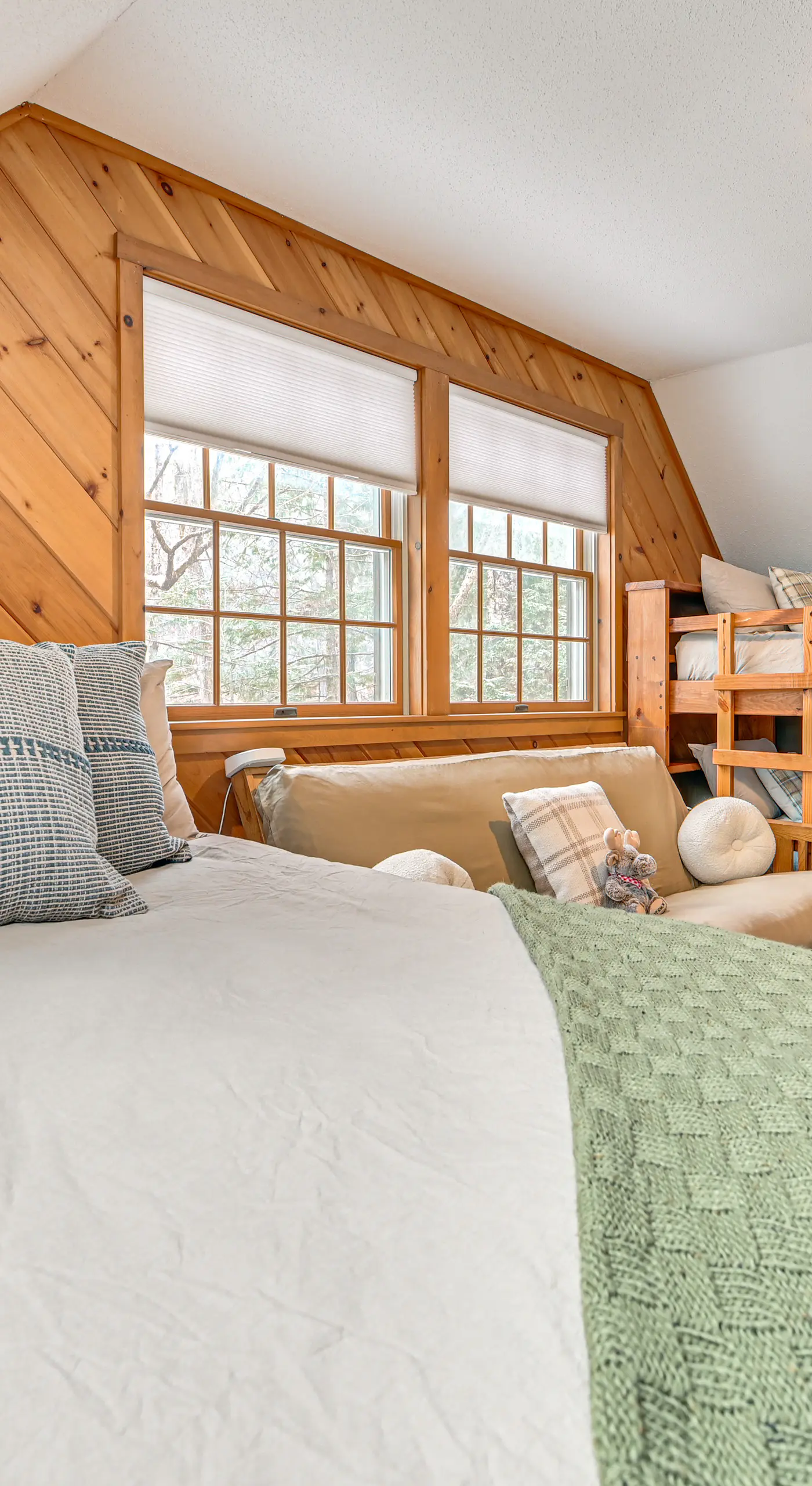 8 Mi to Mt Snow: 'Cozy Bear Cabin' w/ Hot Tub!