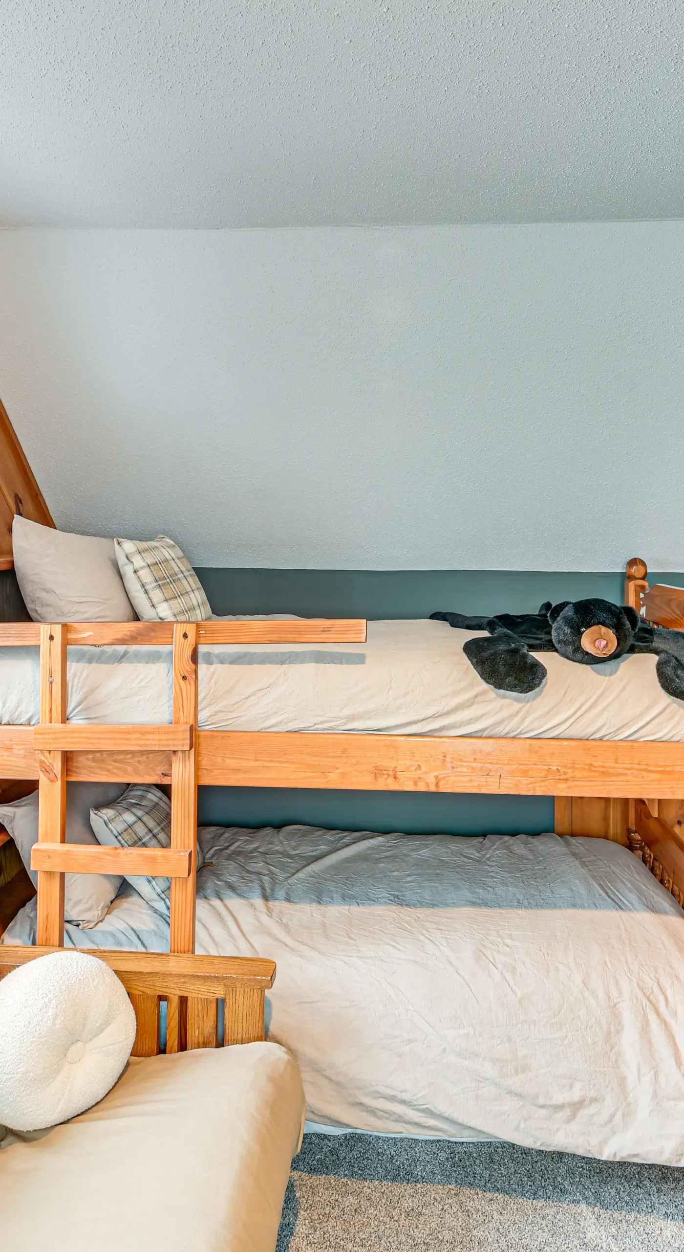 8 Mi to Mt Snow: 'Cozy Bear Cabin' w/ Hot Tub!