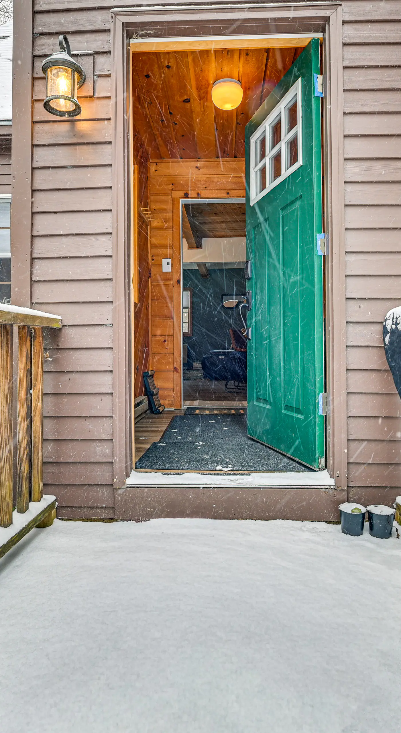 8 Mi to Mt Snow: 'Cozy Bear Cabin' w/ Hot Tub!