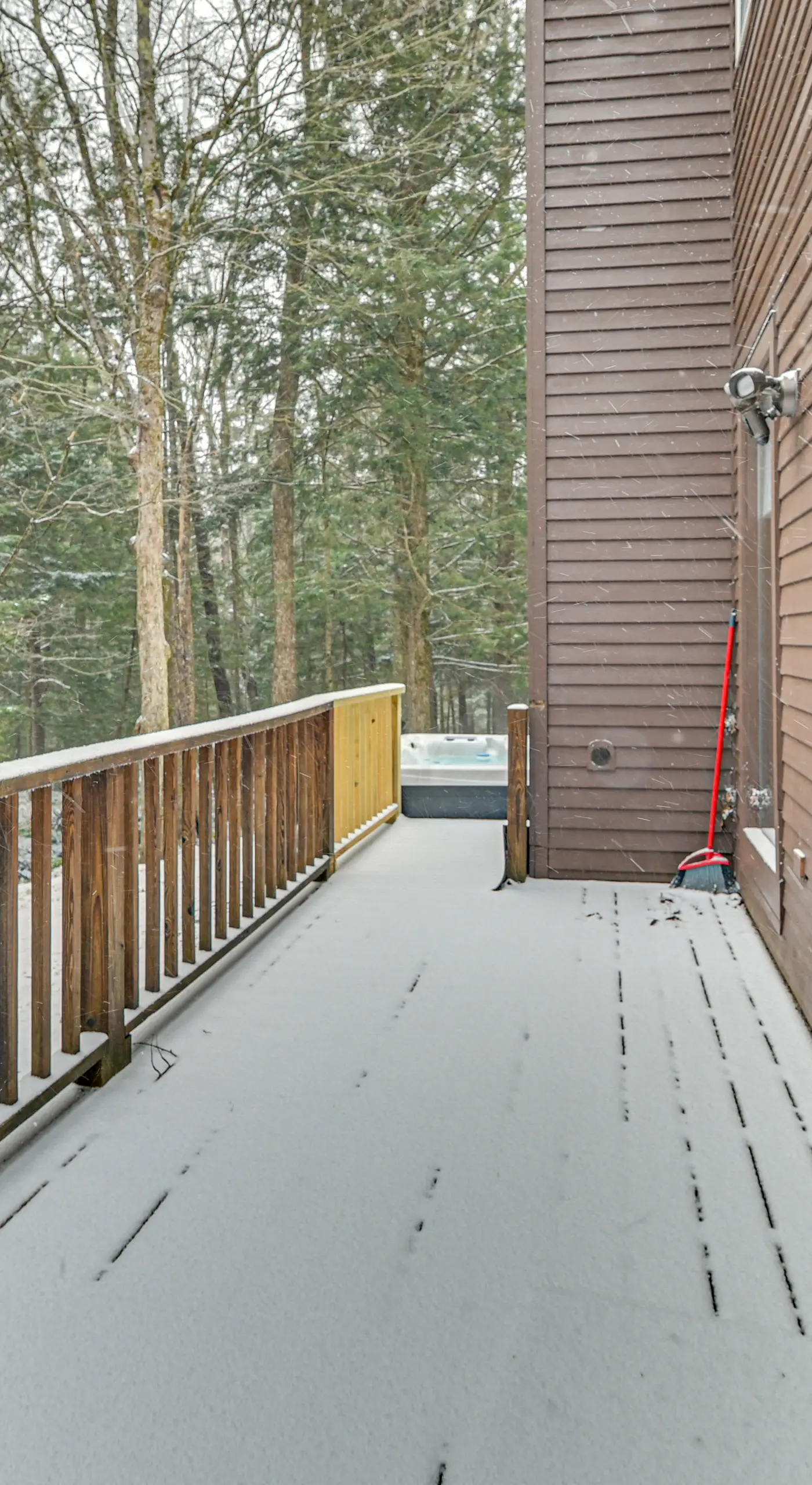 8 Mi to Mt Snow: 'Cozy Bear Cabin' w/ Hot Tub!