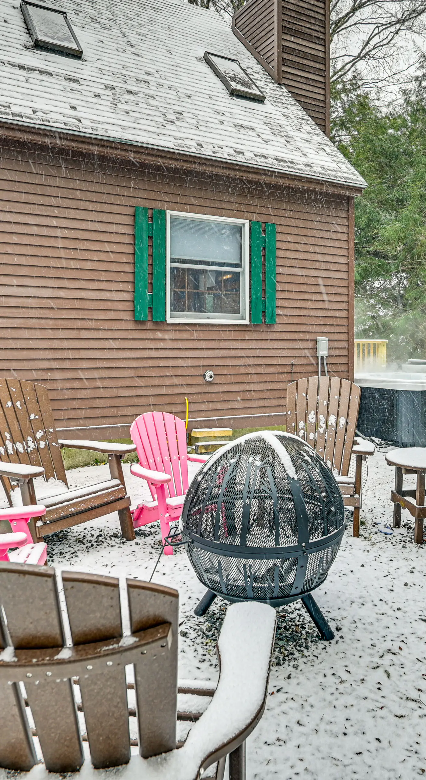 8 Mi to Mt Snow: 'Cozy Bear Cabin' w/ Hot Tub!