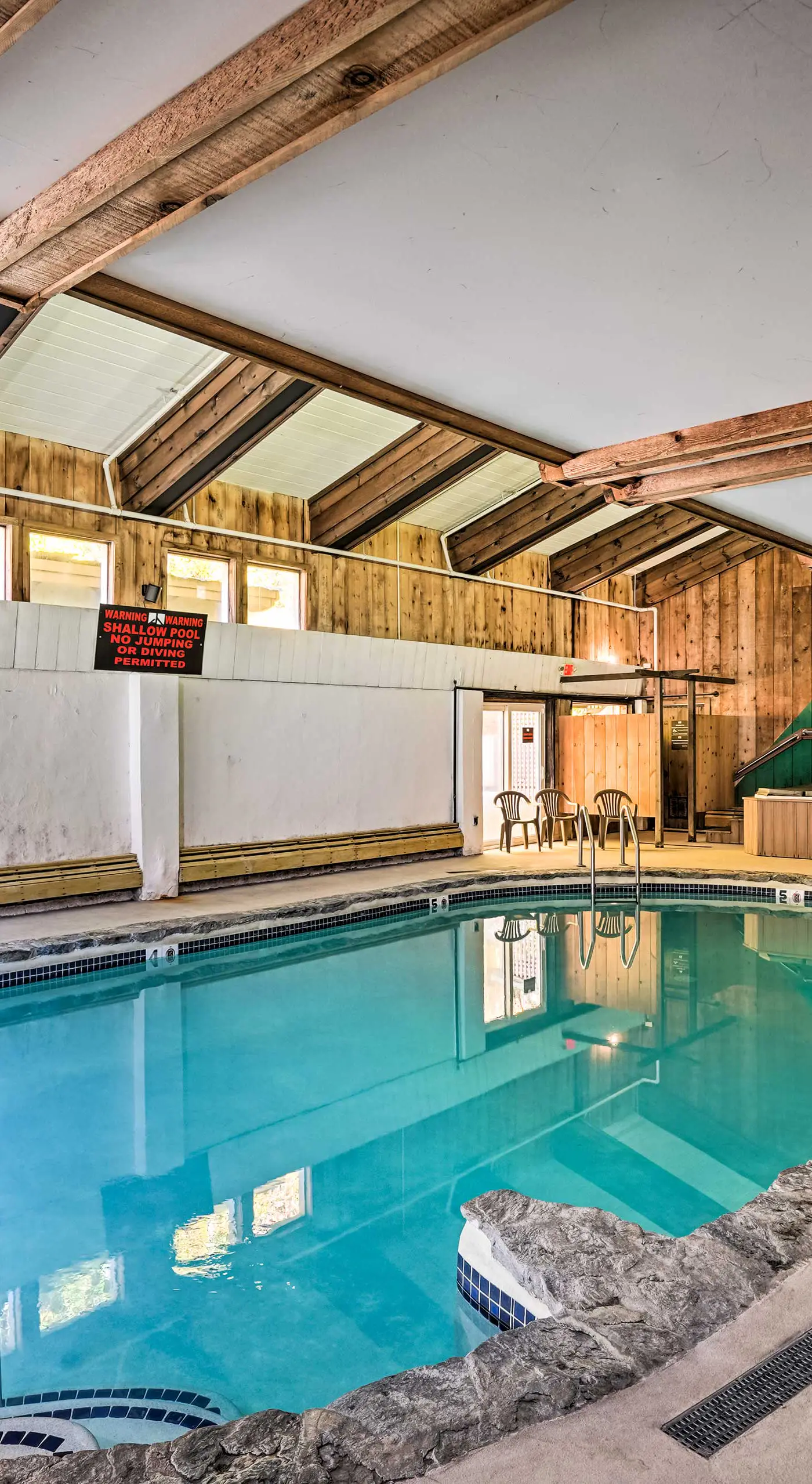 8 Mi to Mt Snow: 'Cozy Bear Cabin' w/ Hot Tub!