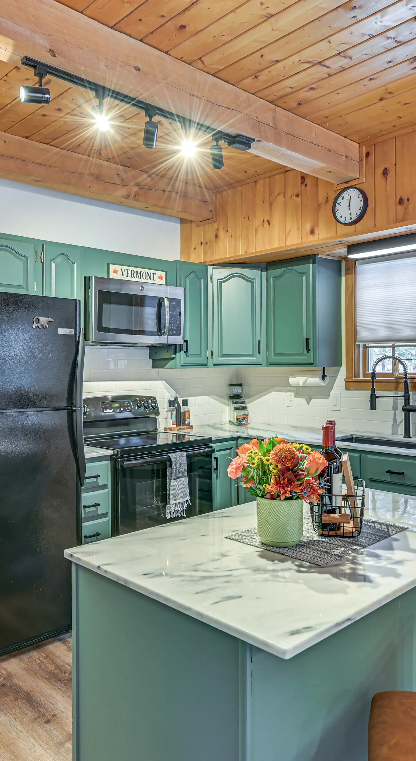 8 Mi to Mt Snow: 'Cozy Bear Cabin' w/ Hot Tub!