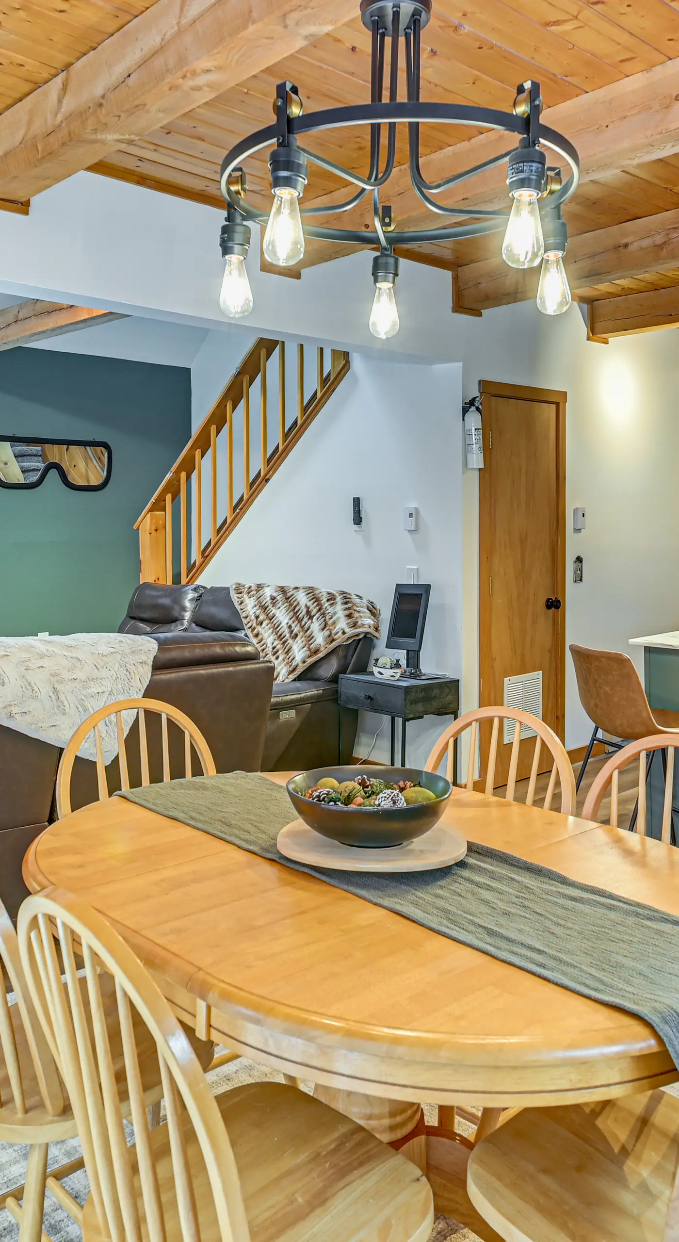 8 Mi to Mt Snow: 'Cozy Bear Cabin' w/ Hot Tub!