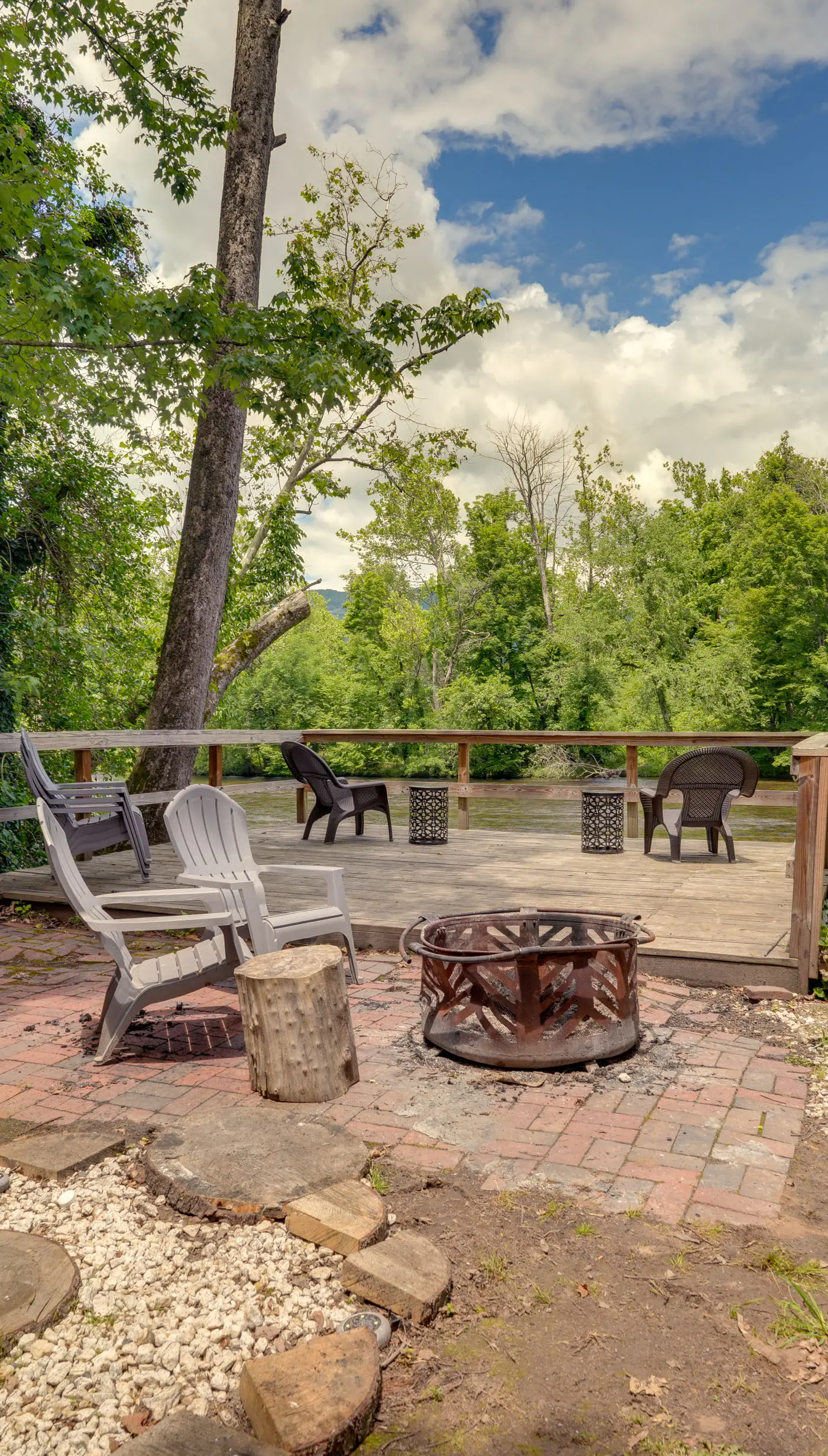Family-Friendly Riverhouse: Fishing & Hot Tub