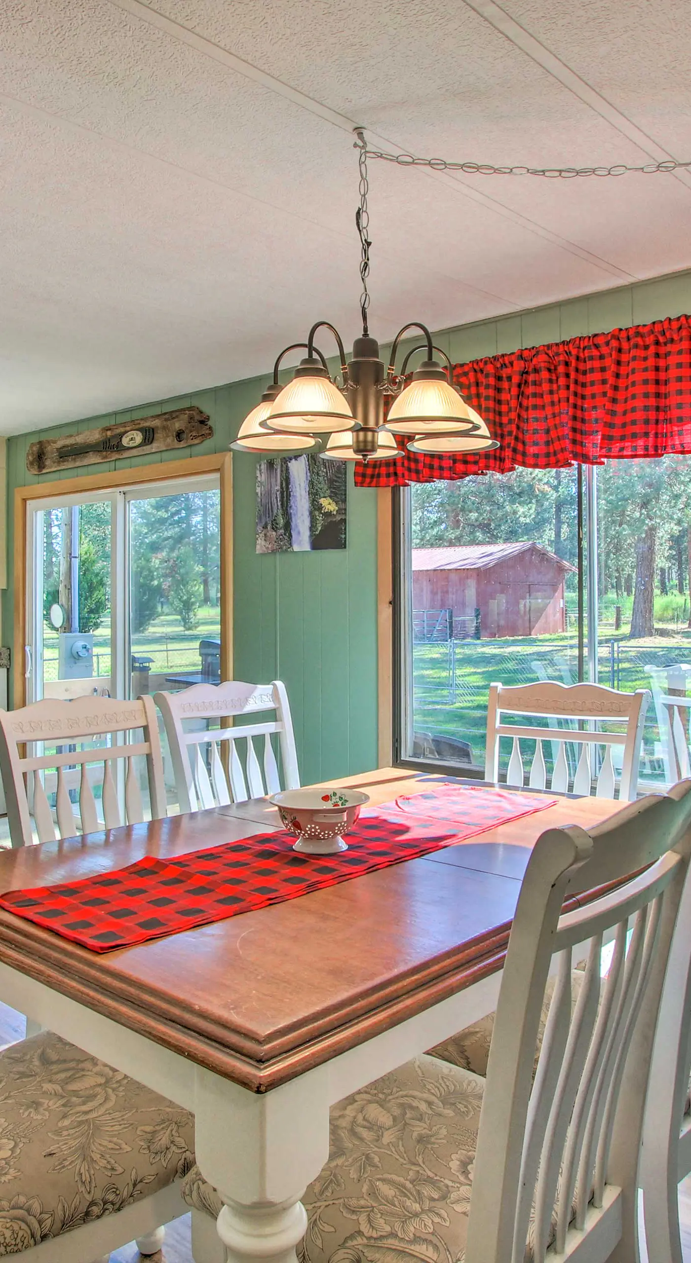 Cozy Chiloquin Retreat < 30 Mi to Crater Lake!