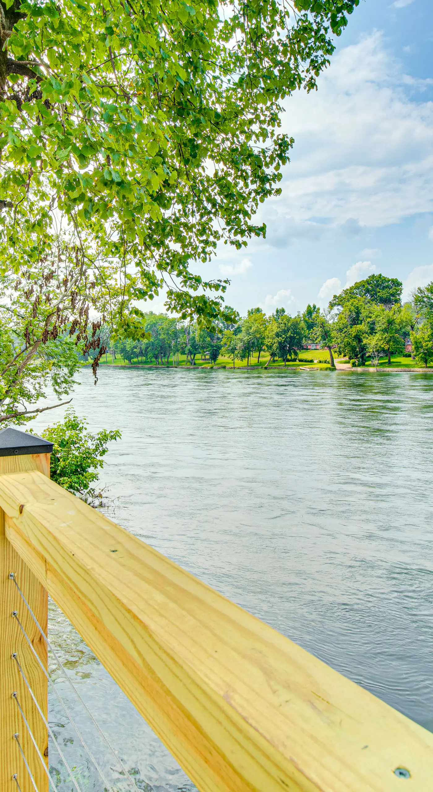 Flippin Home w/ Deck & Grill: Steps to White River