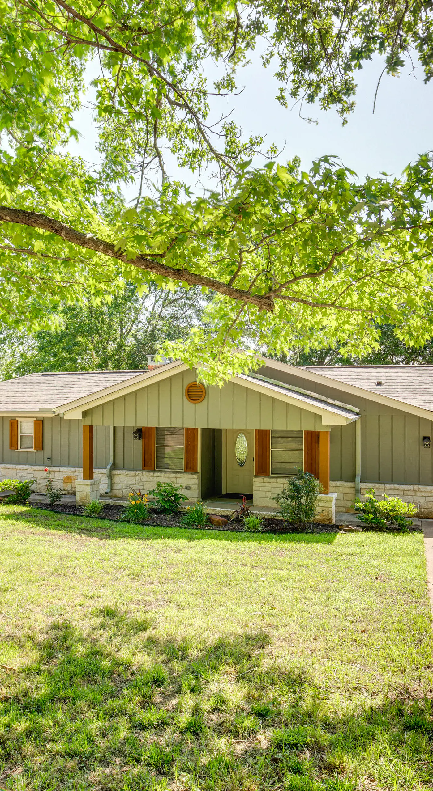 Yard, Deck & Fire Pit: Cedar Creek Reservoir Gem