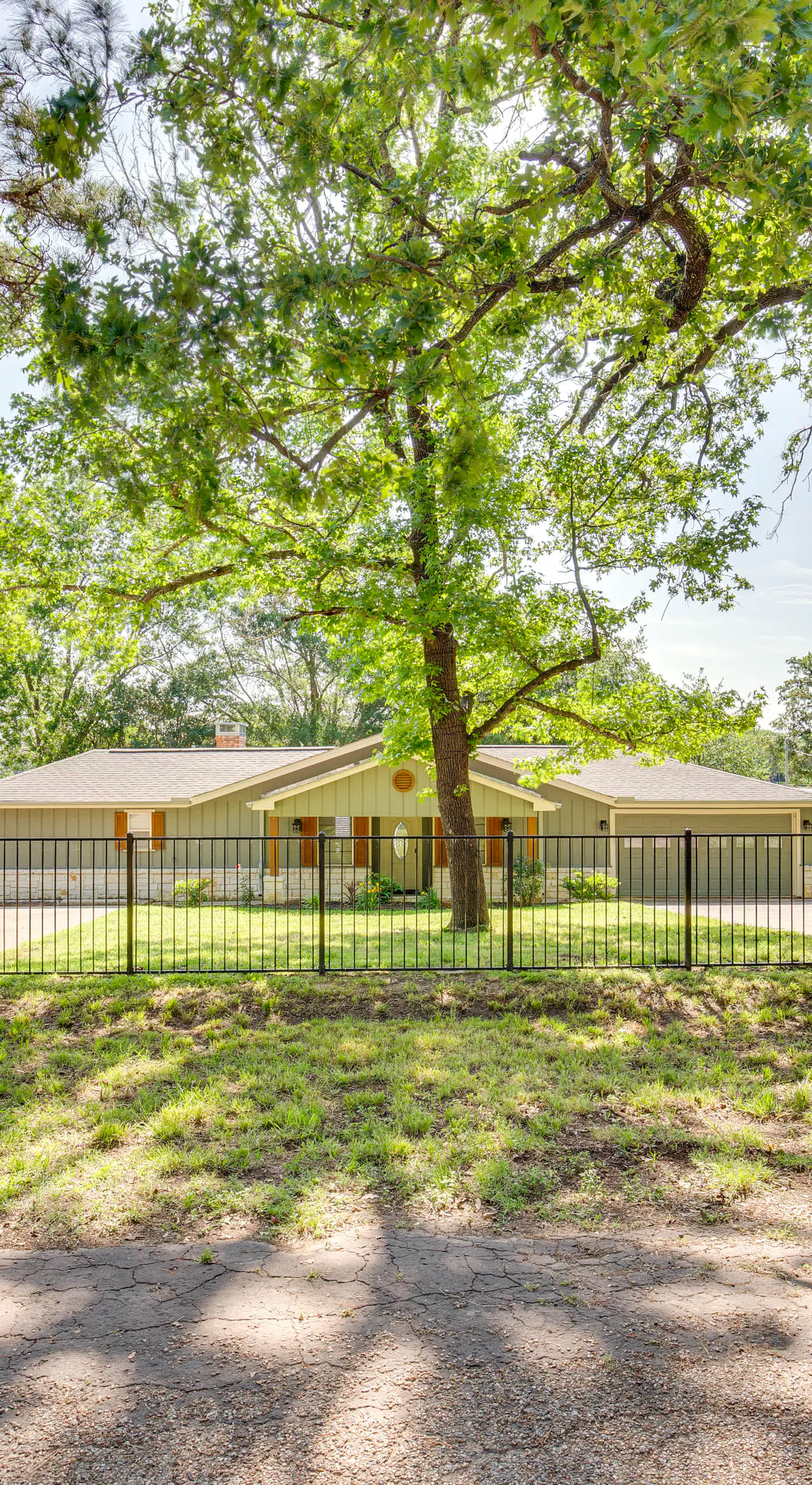 Yard, Deck & Fire Pit: Cedar Creek Reservoir Gem