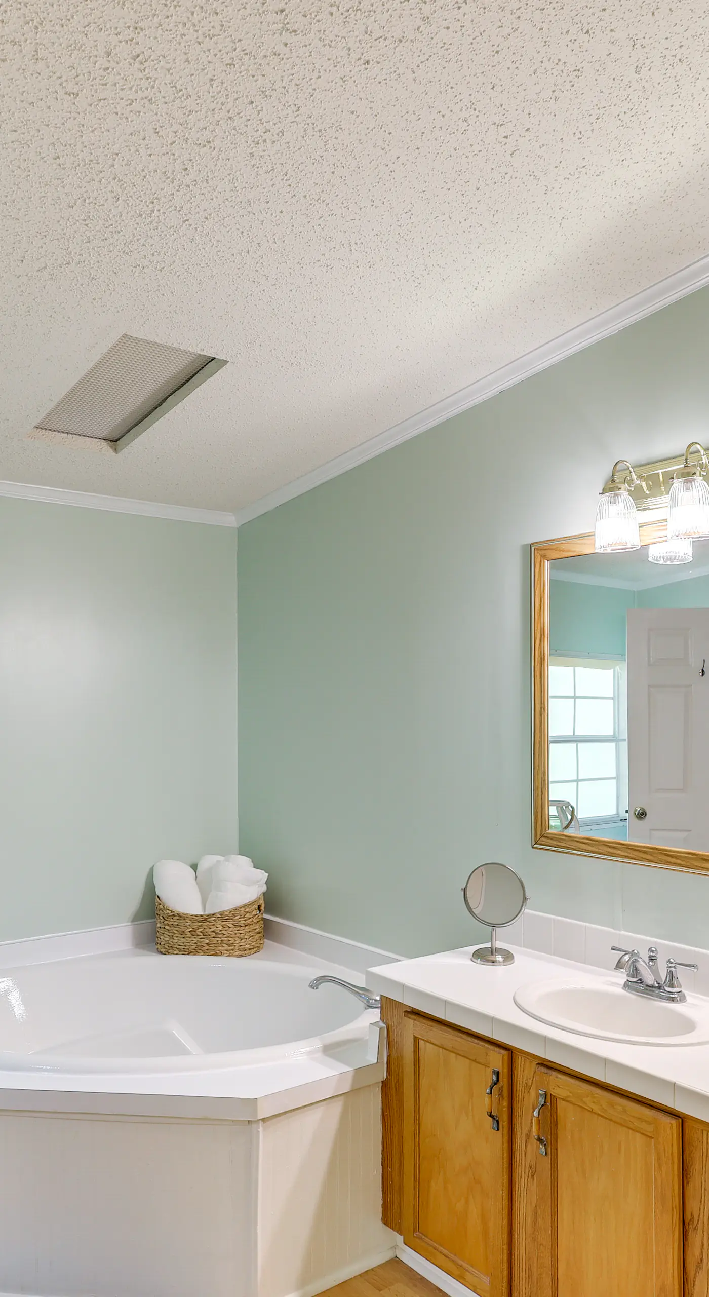 Pet-Friendly Sparta Retreat: Porches & Fire Pit!