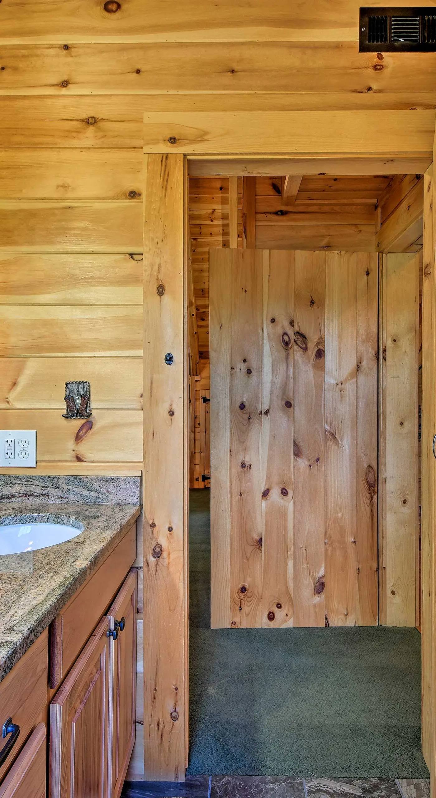 Trenton Cabin w/ Hot Tub - 14 Mi to Lookout Mtn!