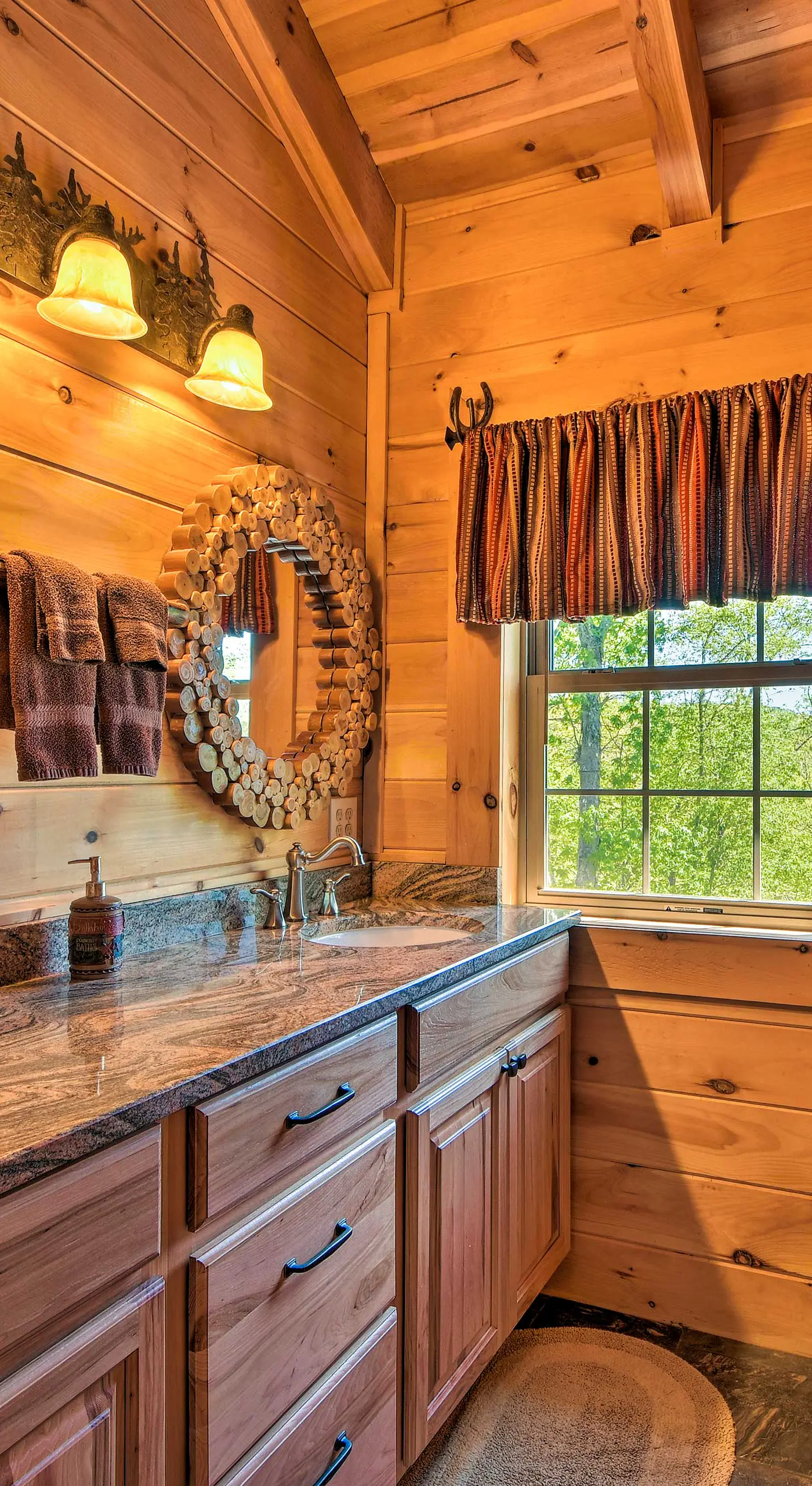 Trenton Cabin w/ Hot Tub - 14 Mi to Lookout Mtn!