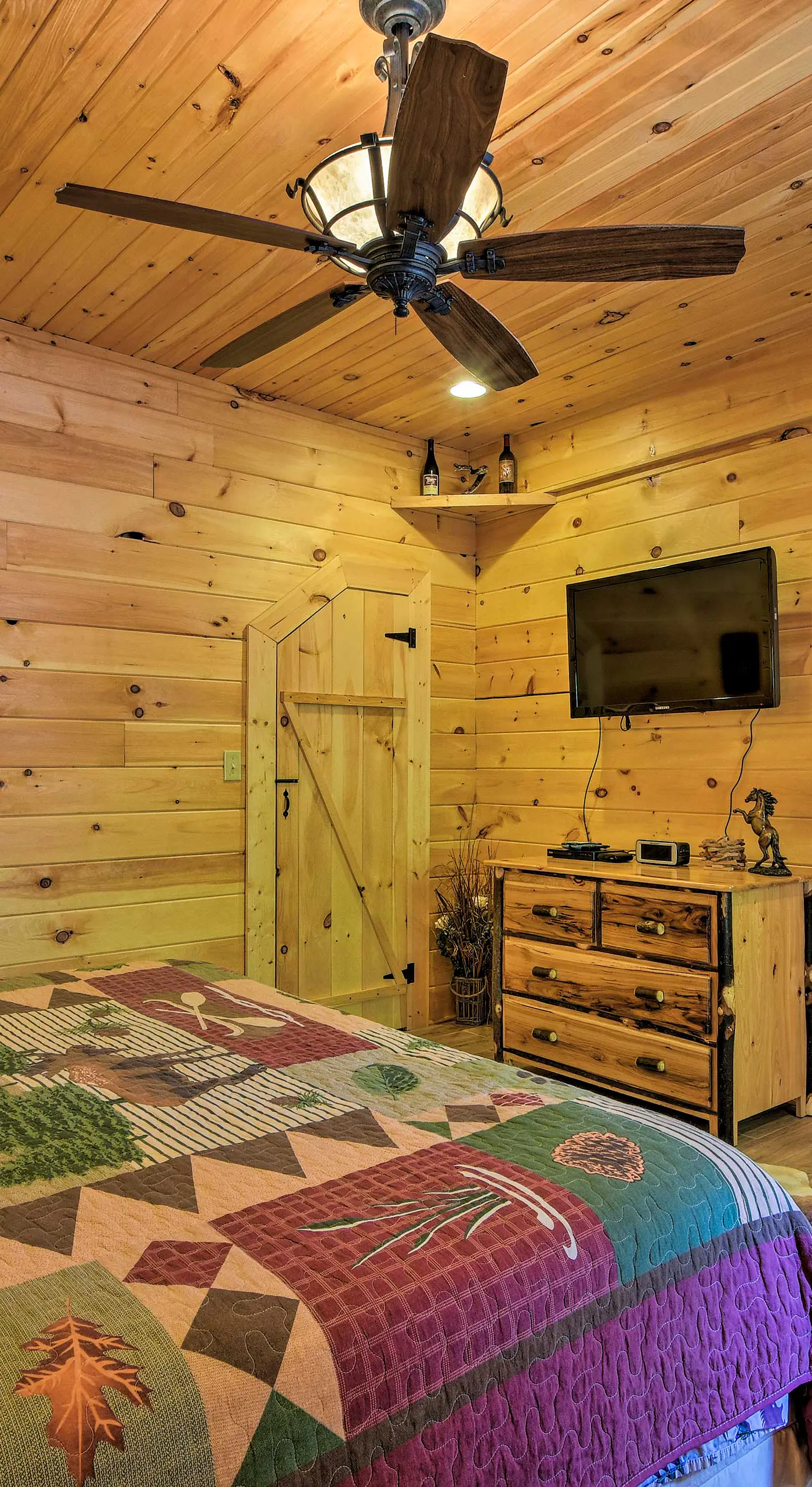 Trenton Cabin w/ Hot Tub - 14 Mi to Lookout Mtn!