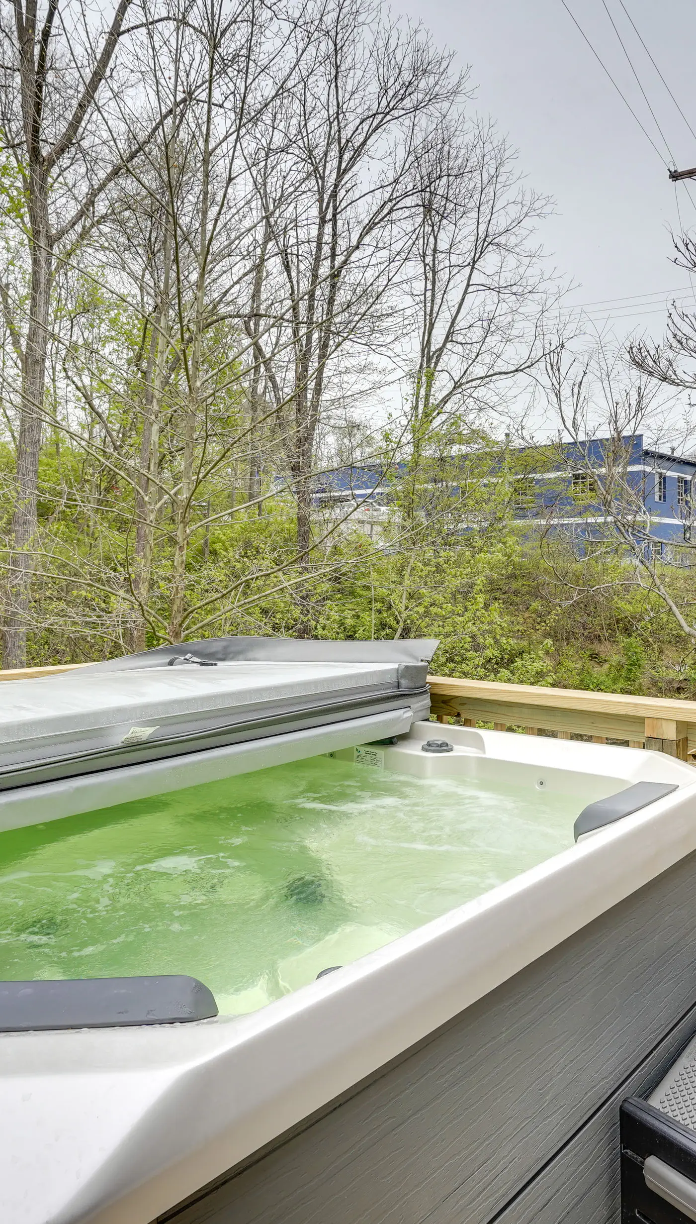 Serene Zanesville Getaway: Hot Tub, 2 Decks!