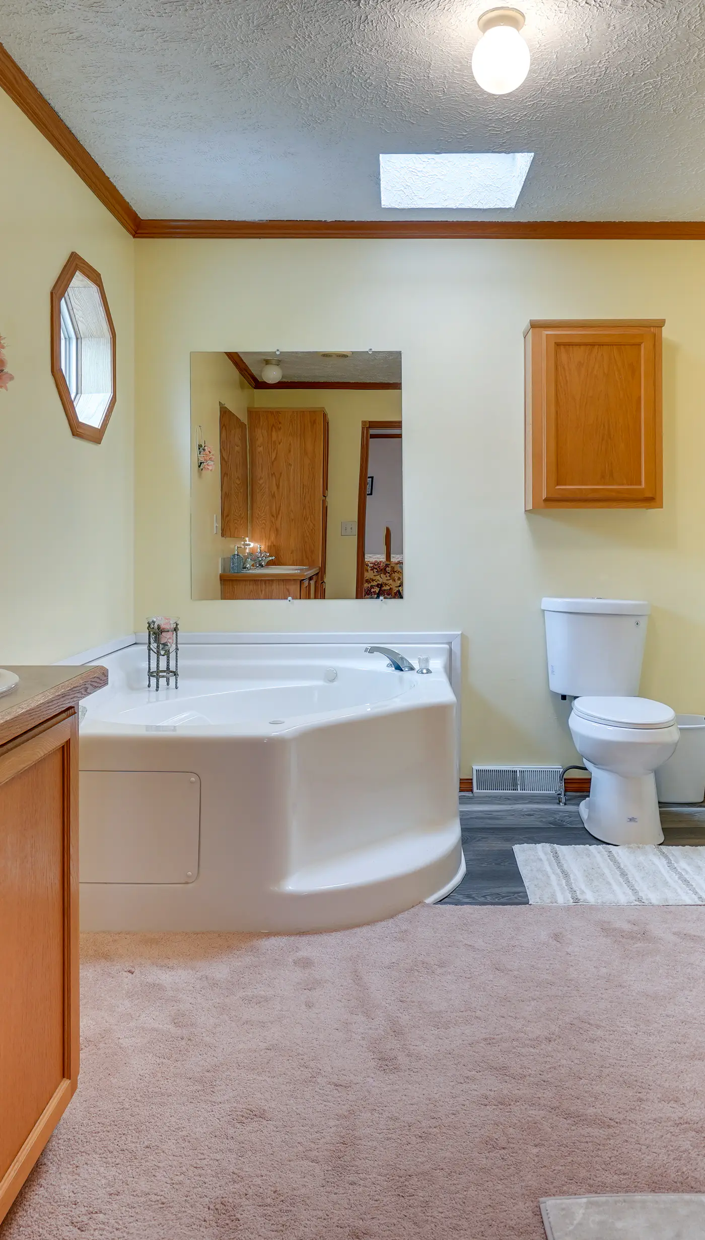 Serene Zanesville Getaway: Hot Tub, 2 Decks!