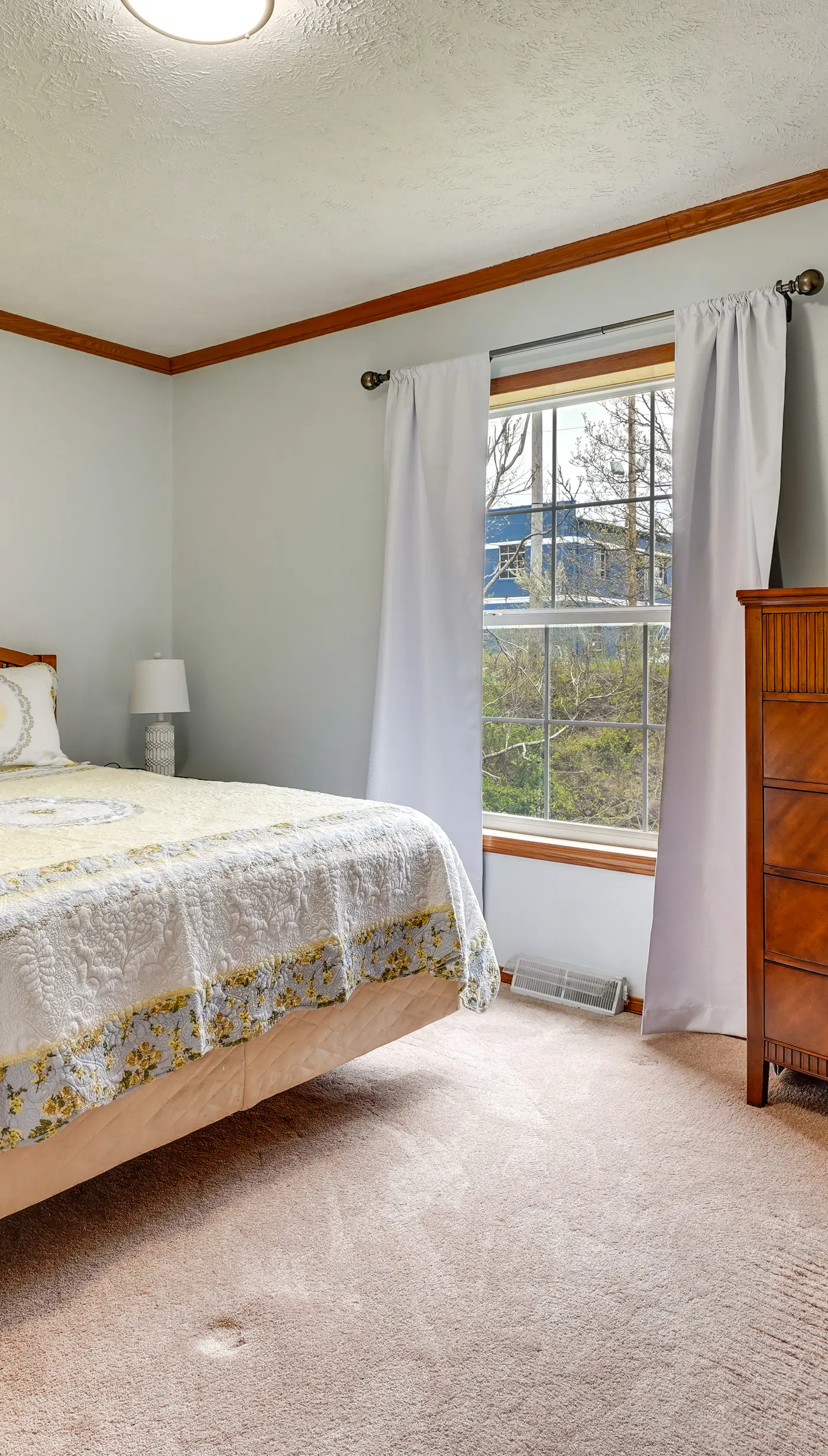 Serene Zanesville Getaway: Hot Tub, 2 Decks!