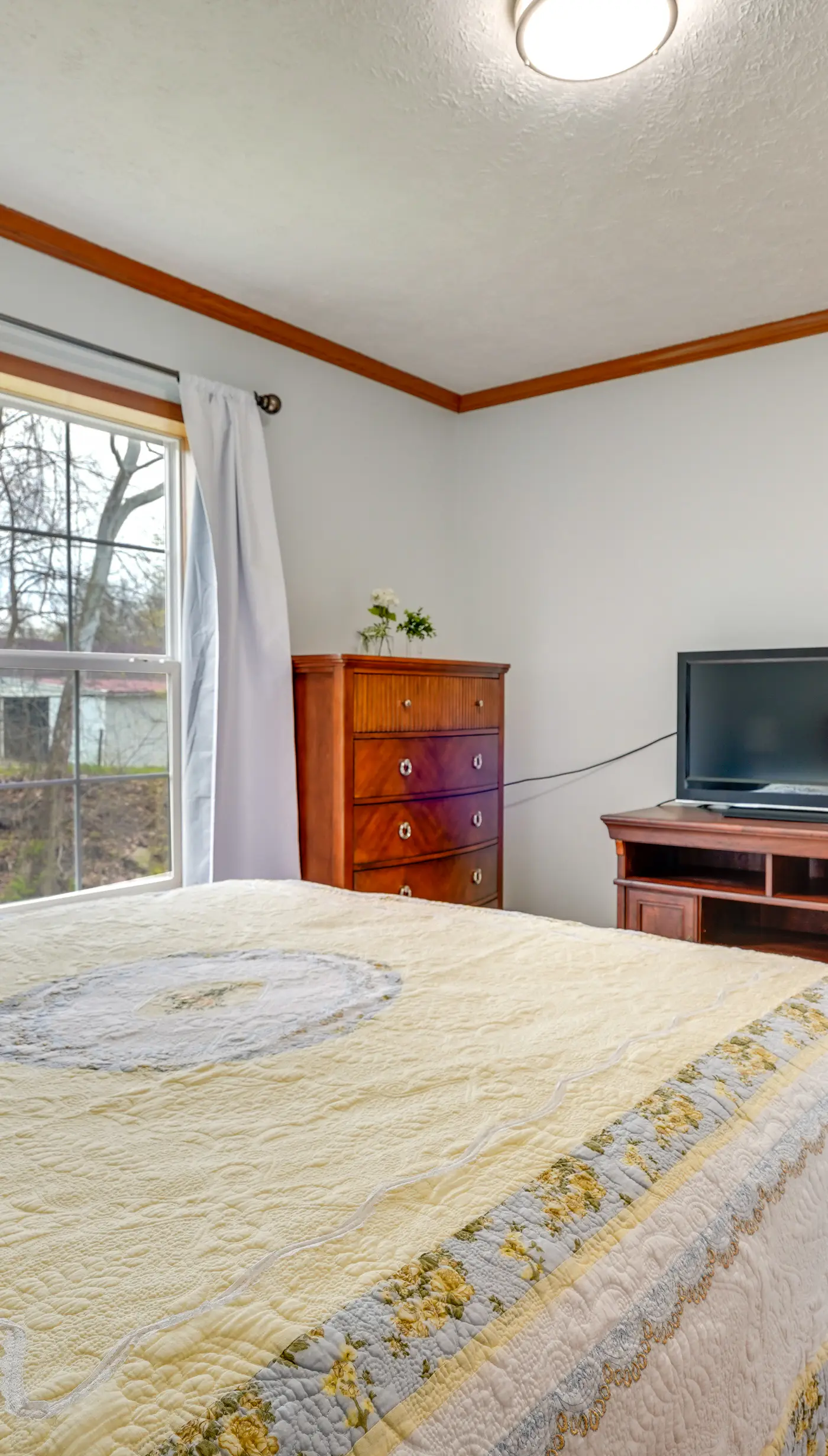 Serene Zanesville Getaway: Hot Tub, 2 Decks!
