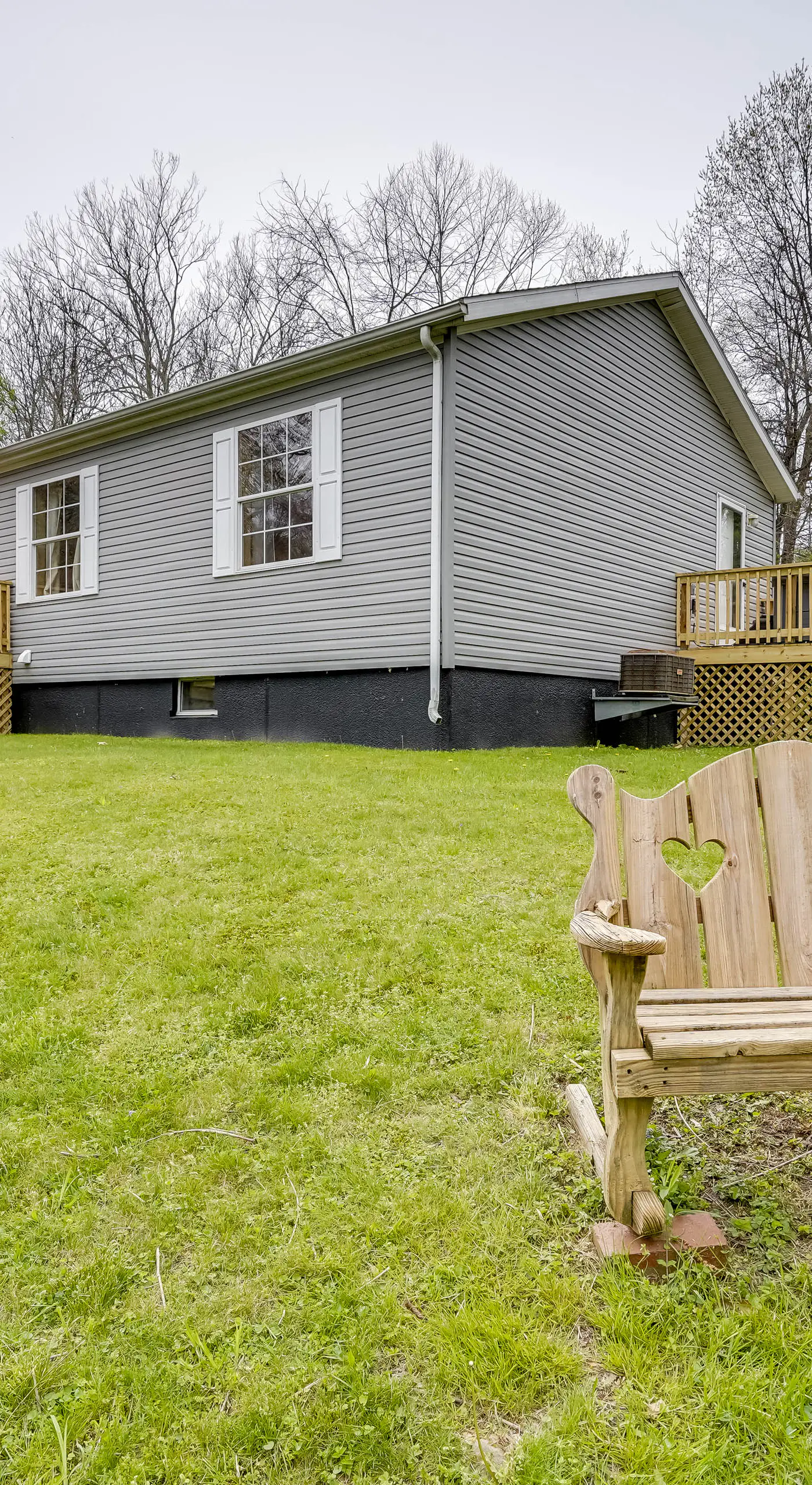 Serene Zanesville Getaway: Hot Tub, 2 Decks!