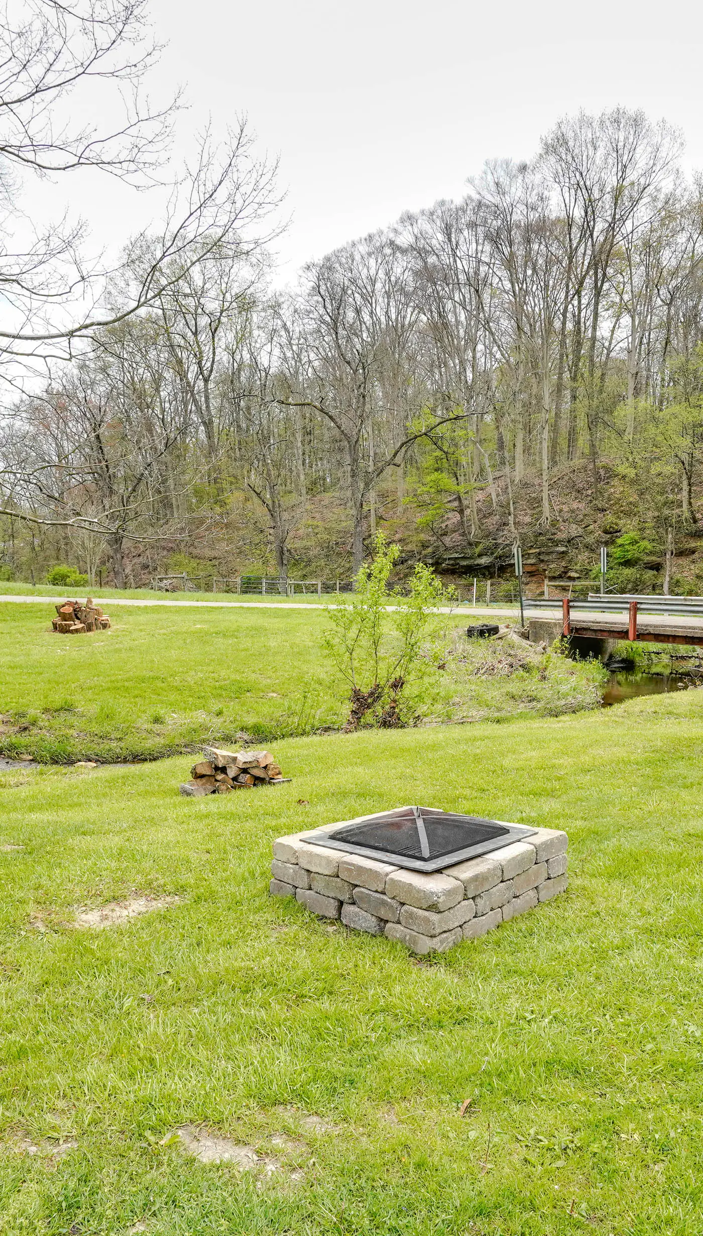 Serene Zanesville Getaway: Hot Tub, 2 Decks!
