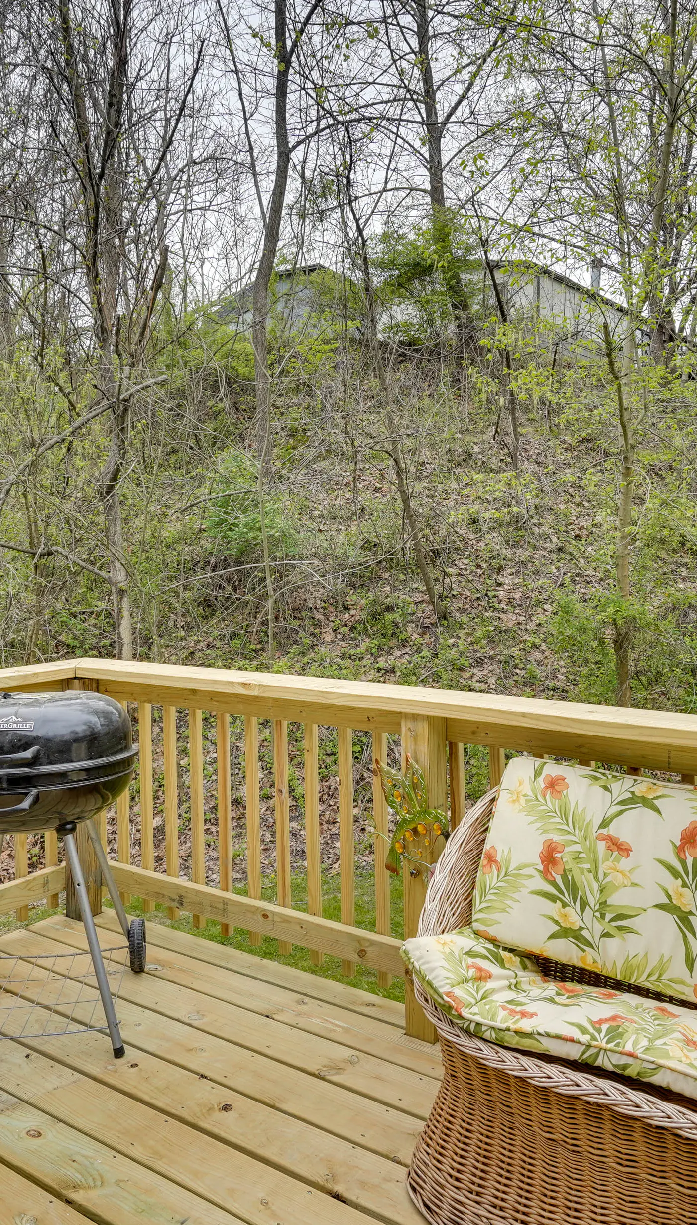 Serene Zanesville Getaway: Hot Tub, 2 Decks!