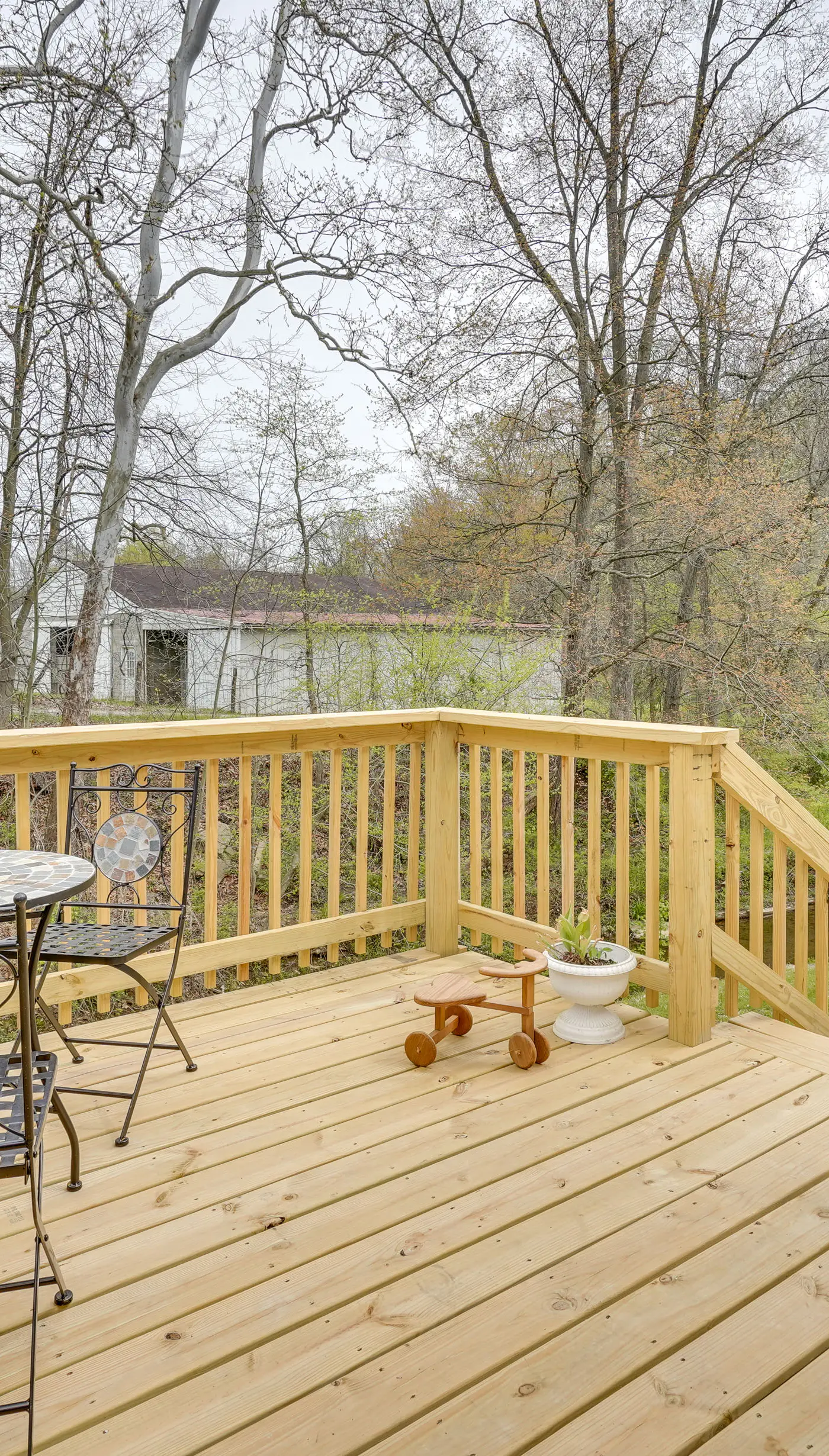 Serene Zanesville Getaway: Hot Tub, 2 Decks!