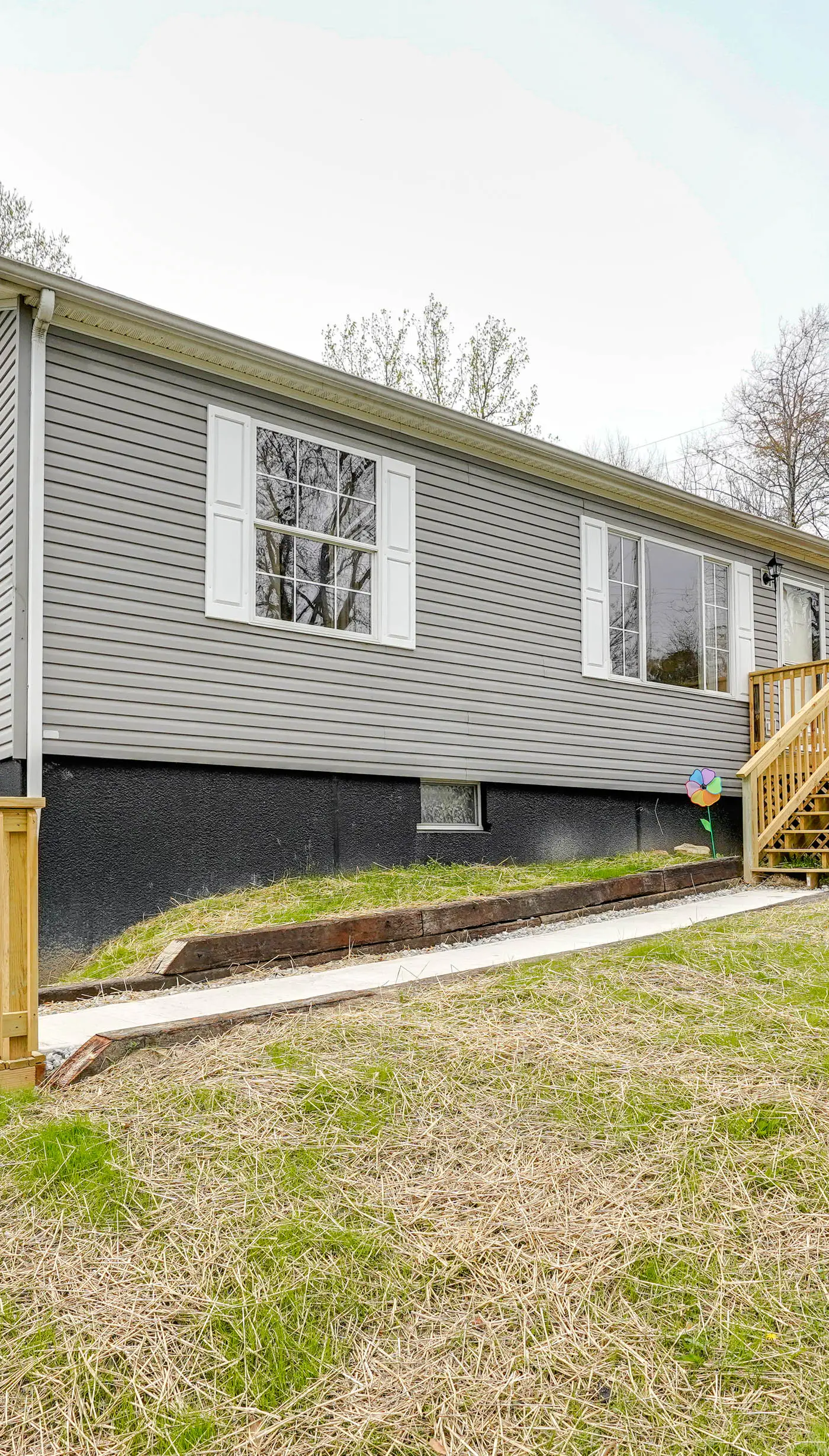 Serene Zanesville Getaway: Hot Tub, 2 Decks!