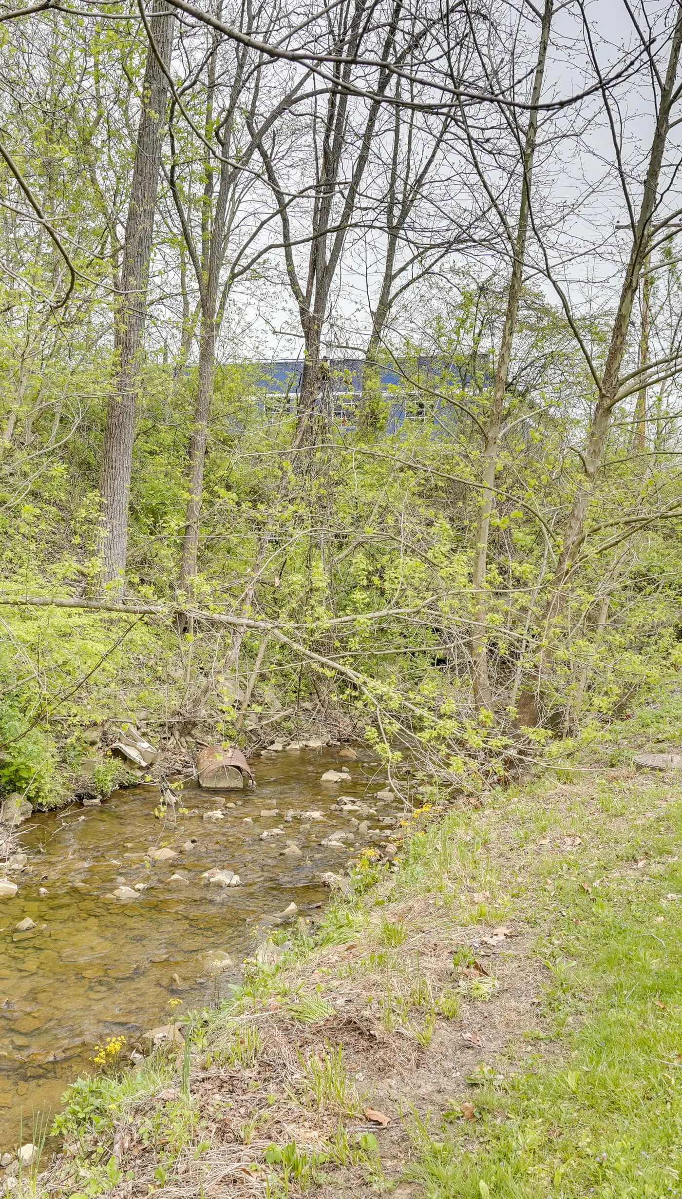 Serene Zanesville Getaway: Hot Tub, 2 Decks!