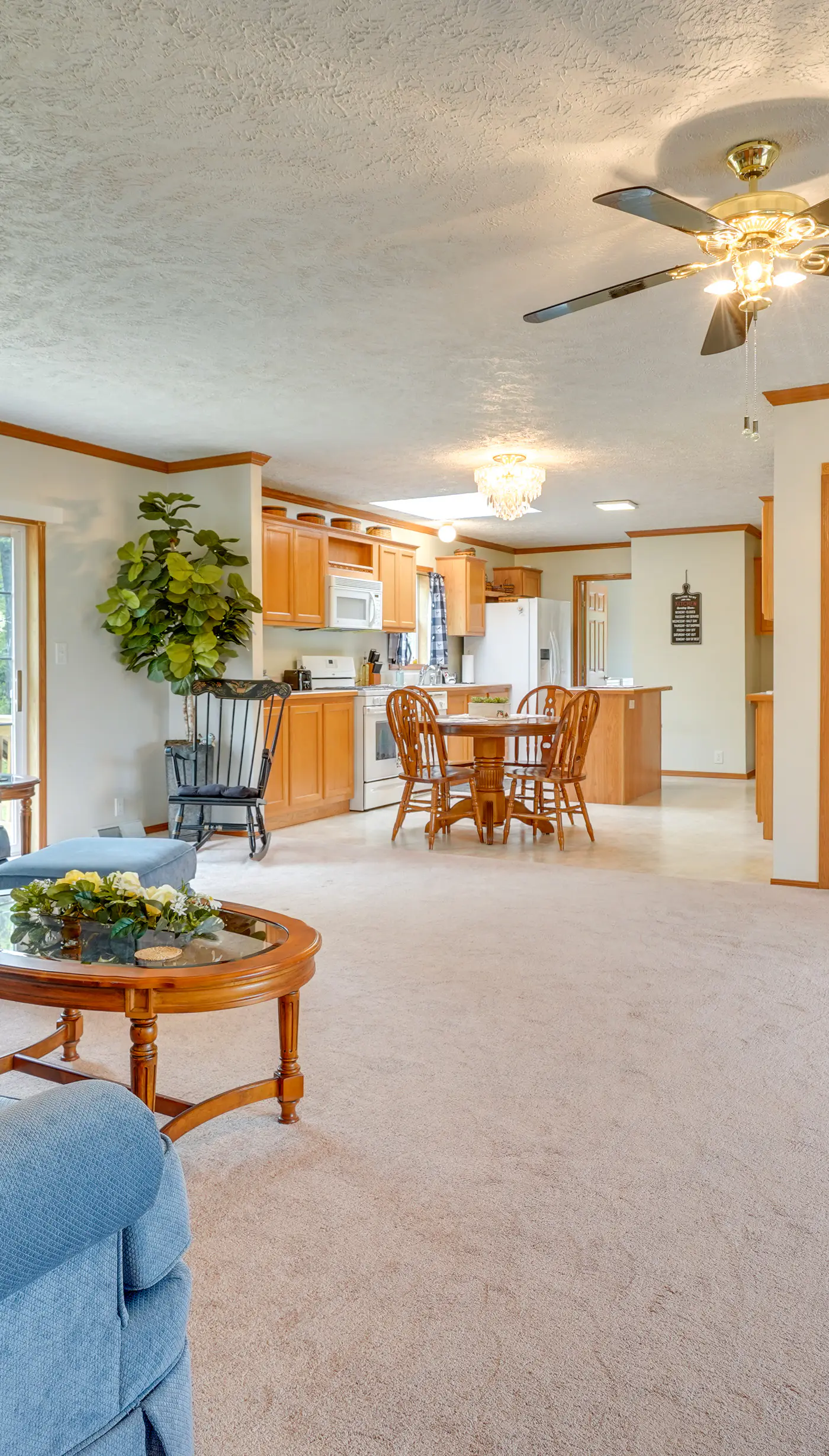 Serene Zanesville Getaway: Hot Tub, 2 Decks!