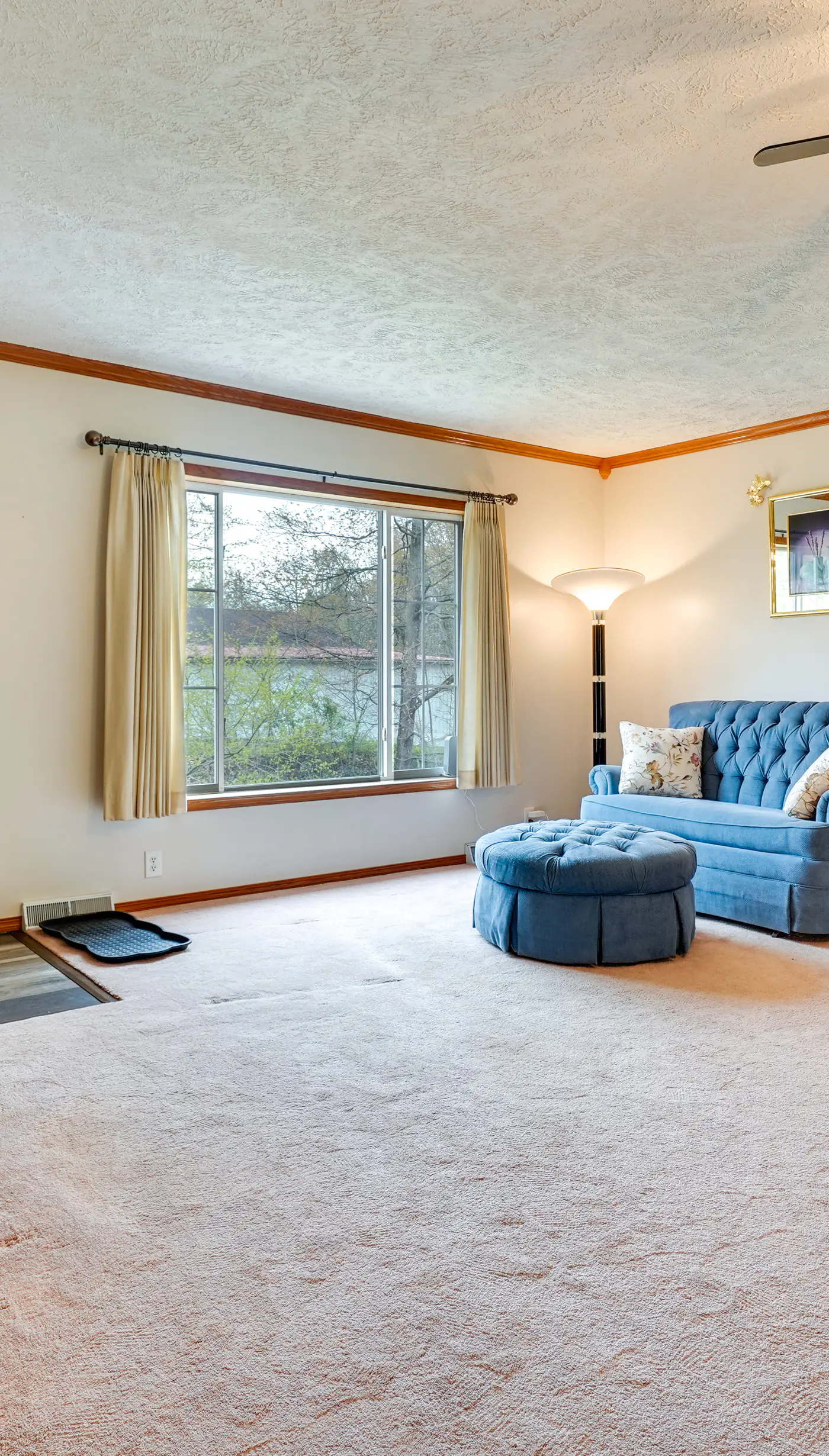 Serene Zanesville Getaway: Hot Tub, 2 Decks!