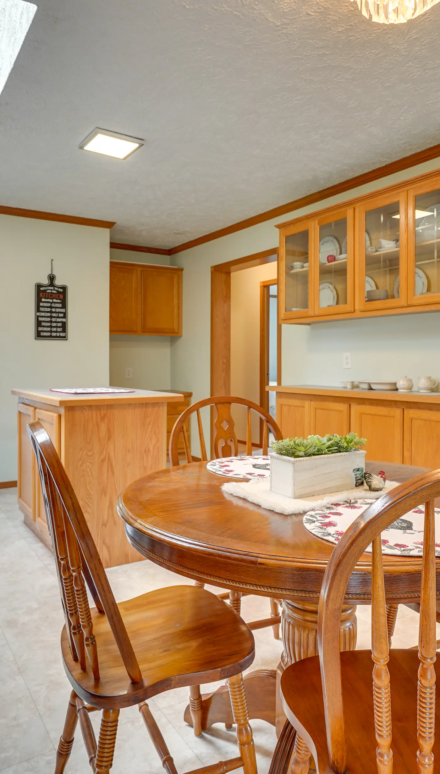 Serene Zanesville Getaway: Hot Tub, 2 Decks!