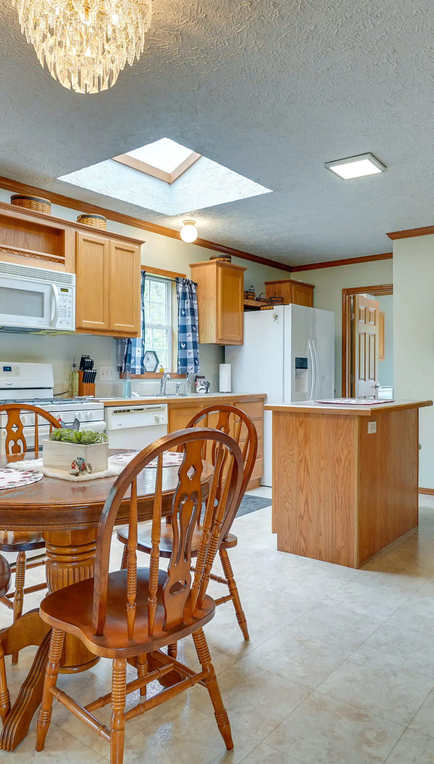 Serene Zanesville Getaway: Hot Tub, 2 Decks!