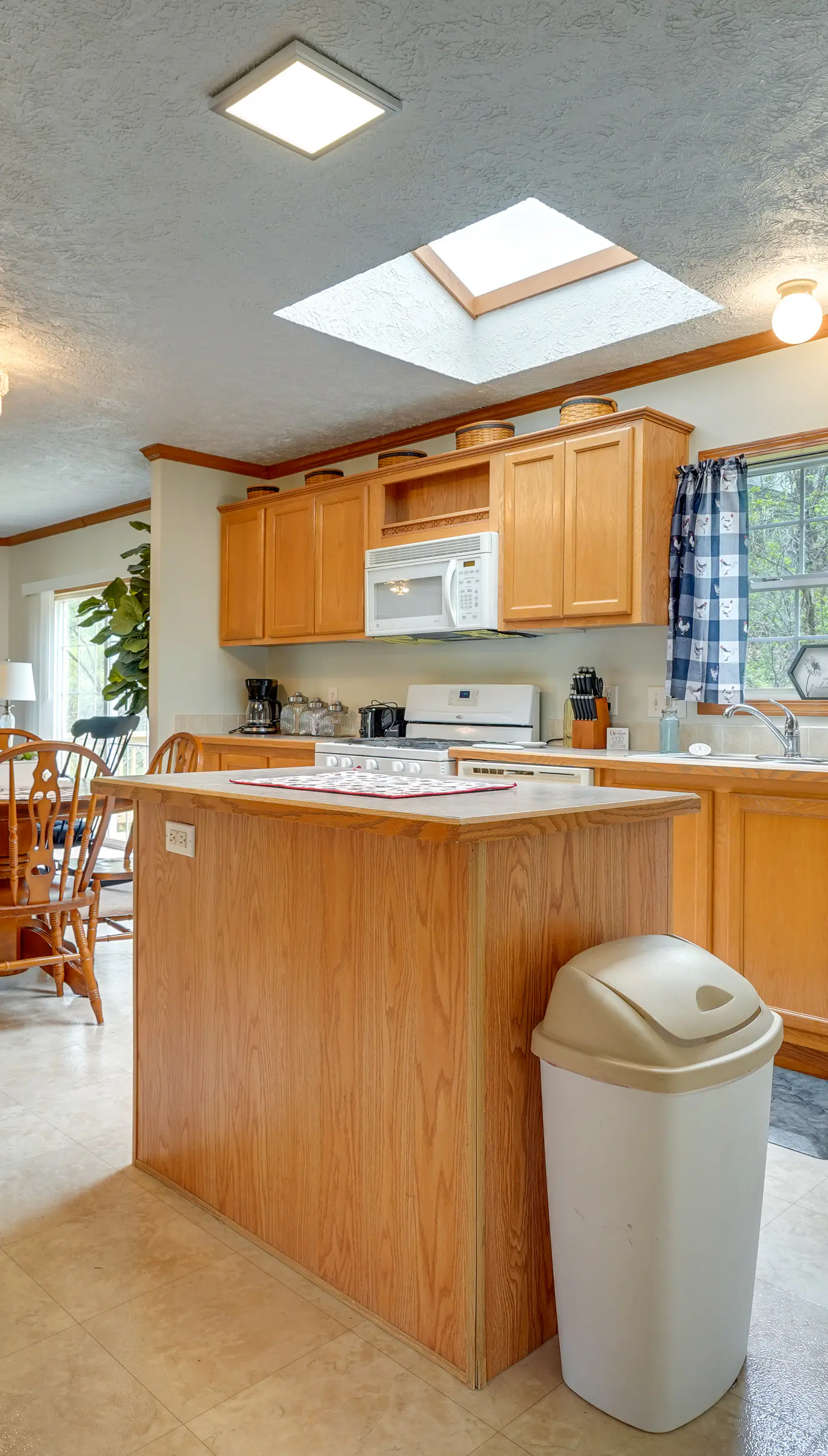 Serene Zanesville Getaway: Hot Tub, 2 Decks!
