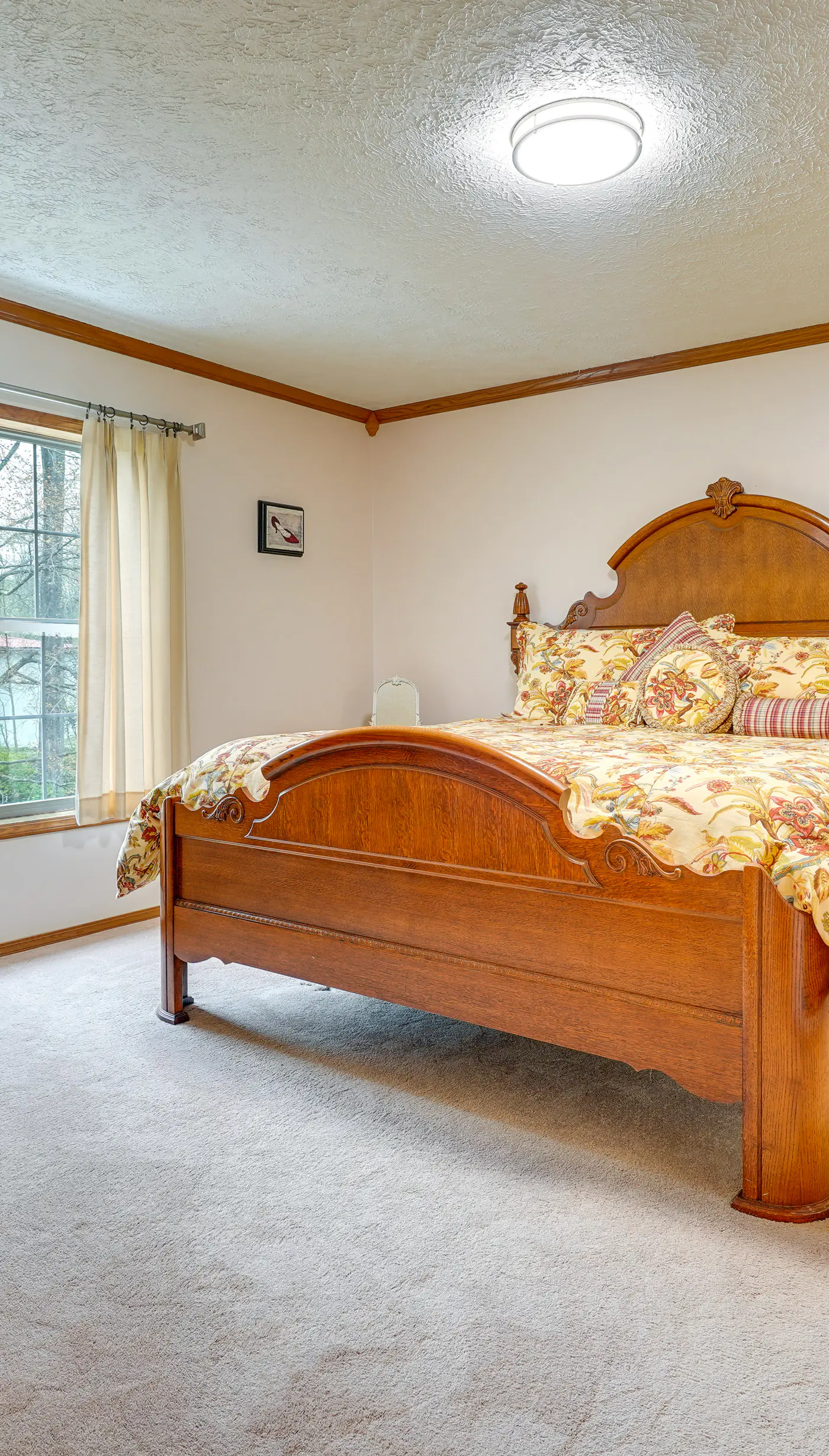 Serene Zanesville Getaway: Hot Tub, 2 Decks!