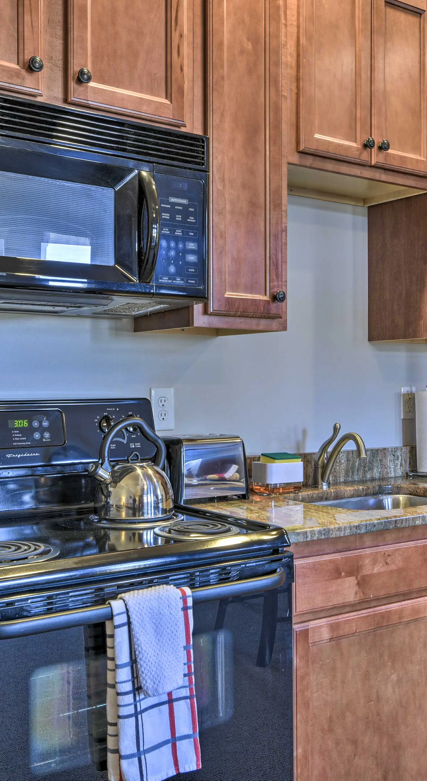Resort-Style Condo/Suite on Golf Course w/ Pool!