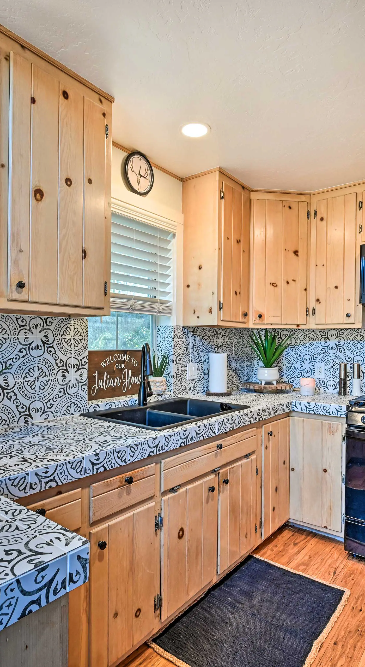 Inviting Julian Home w/ Scenic View & Hot Tub