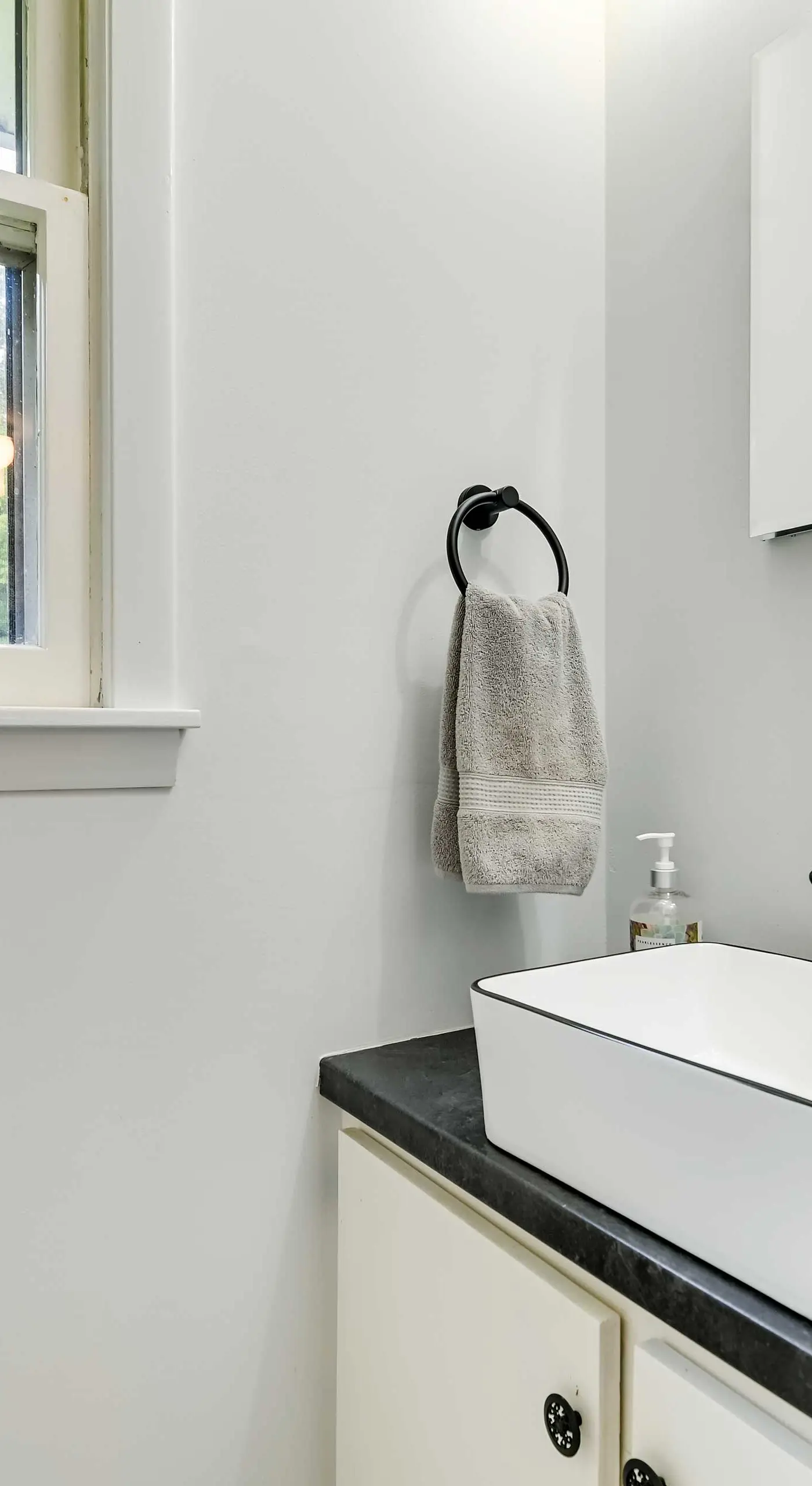 Modern Studio < 13 Mi to Saratoga Racetrack!