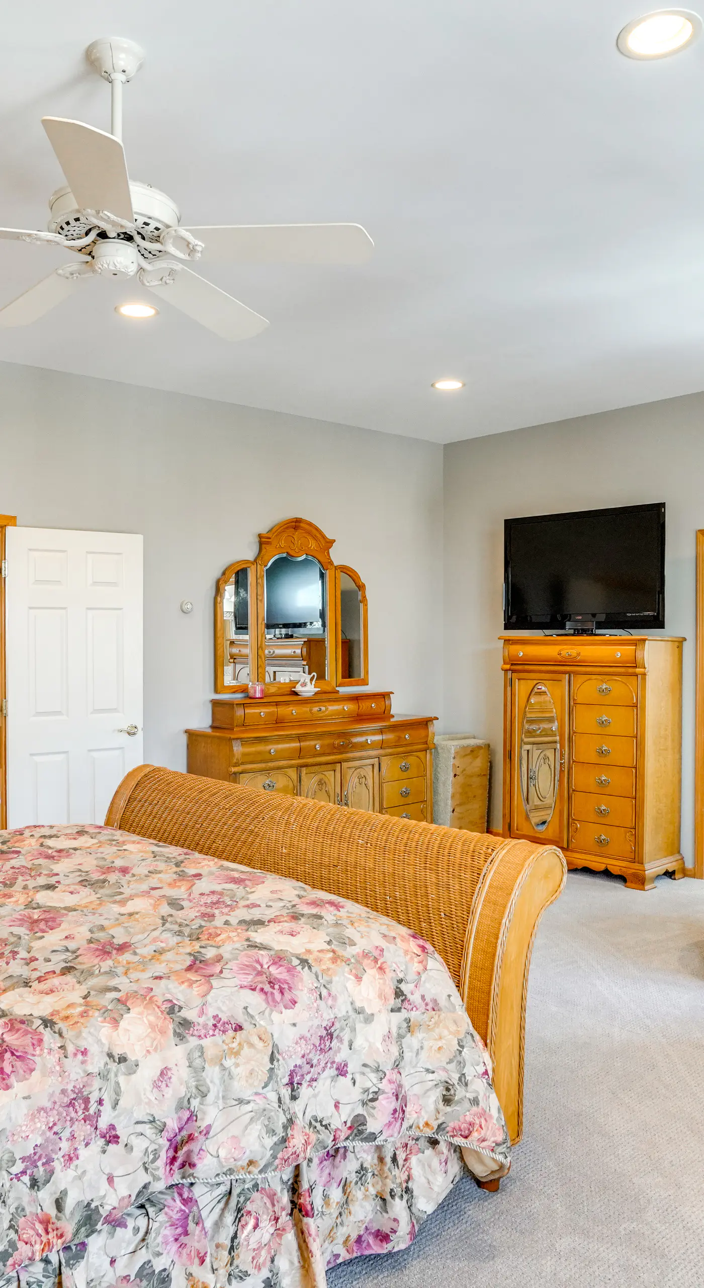 < 1 Mi to Hunter Mtn: Spacious Home w/ Hot Tub!